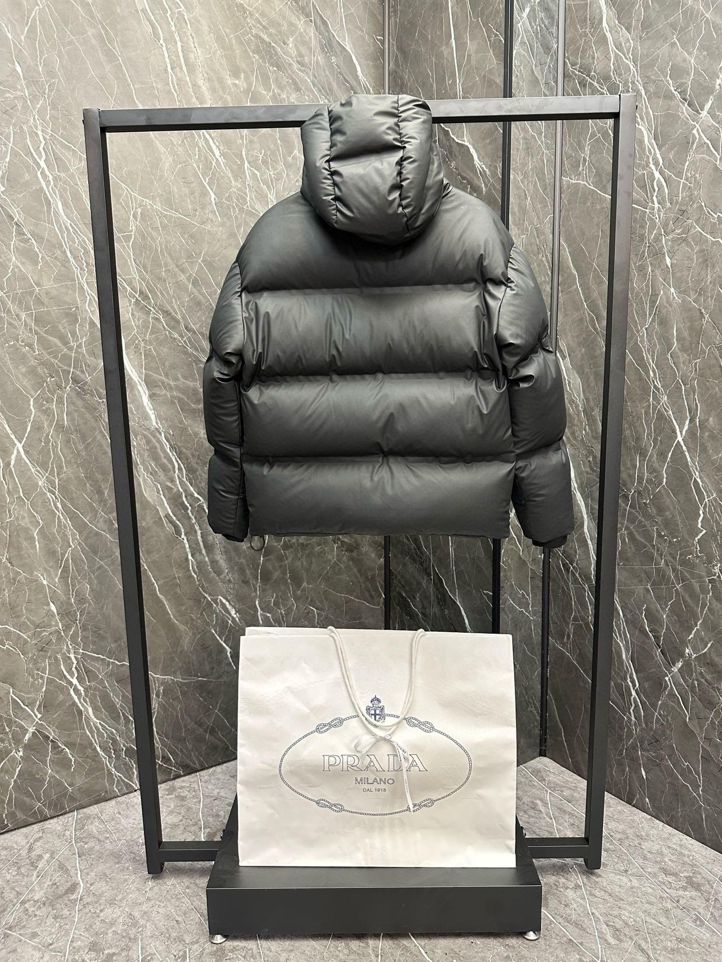 Image [6]-P1440 Down ⬆️ Prada Prada Black Diamond ²⁰²⁴ Black Tech Press-Glued Down Jacket (⚠️ Press-Glued High Version) Winter New High-end customisation ! Léger mature entreprise série préférée style minimaliste plume 90 oie veste en duvet Tissu confortable et élégant ! Le haut du corps est super élégant belle version est tridimensionnelle conception de tailleur de l'ensemble degré de chaleur de haute résilience bon haut du corps chaud et élégant et n'aura pas un sentiment de poids portabilité est très forte ne montre pas gonflée peut être très bon pour empêcher l'invasion du vent froid ! Un premier choix de haute qualité ! Taille:48-56-High replica bags