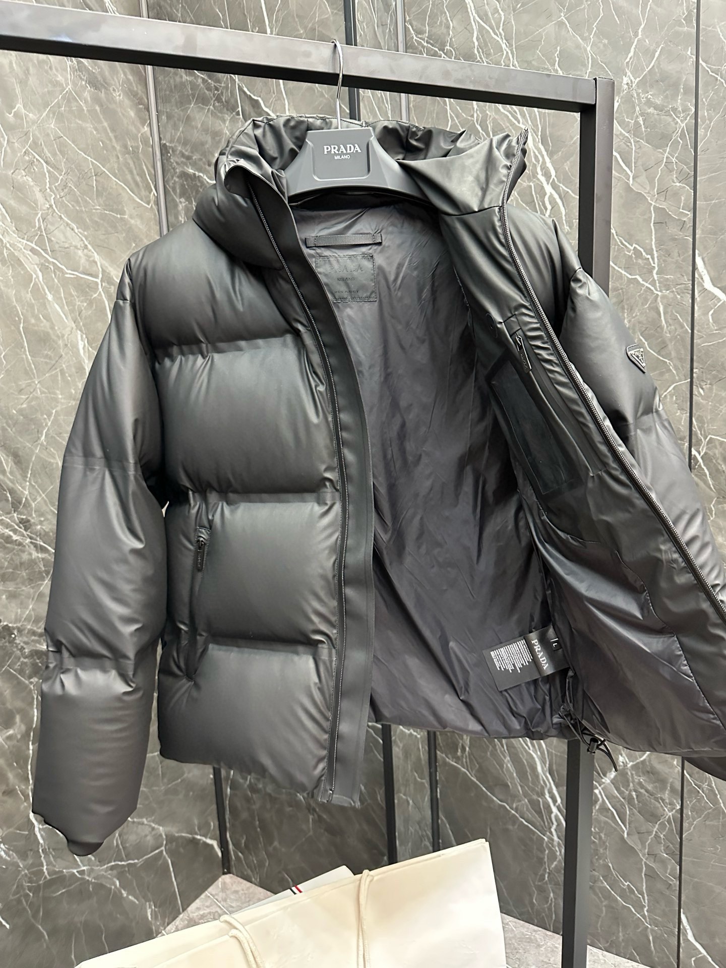 Image [5]-P1440 Down ⬆️ Prada Prada Black Diamond ²⁰²⁴ Black Tech Press-Glued Down Jacket (⚠️ Press-Glued High Version) Winter New High-end customisation ! Léger mature entreprise série préférée style minimaliste plume 90 veste en duvet d'oie Tissu confortable et élégant ! Le haut du corps est super élégant belle version est tridimensionnelle conception de tailleur de l'ensemble degré de chaleur de haute résilience bon haut du corps chaud et élégant et n'aura pas un sentiment de poids portabilité est très forte ne montre pas gonflée peut être très bon pour empêcher l'invasion du vent froid ! Un premier choix de haute qualité ! Taille:48-56-High replica bags