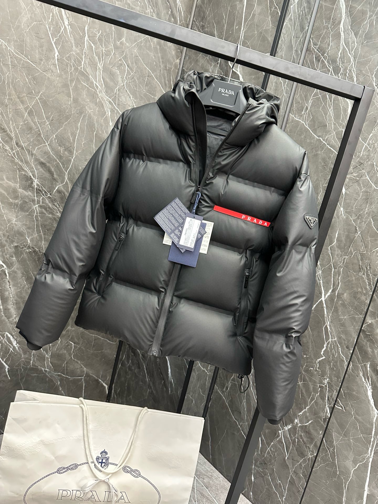 Image [9]-P1440 Down ⬆️ Prada Prada Black Diamond ²⁰²⁴ Black Tech Press-Glued Down Jacket (⚠️ Press-Glued High Version) Winter New High-end customization! Light mature business favorite series minimalist style feather 90 goose down down jacket Fabric comfortable and stylish! The upper body is super stylish handsome version is three-dimensional tailoring design of the whole warm degree of high resilience good upper body warm shape and will not have a sense of weight wearability is very strong does not show bloated can be very good to prevent the cold wind invasion! High-quality first choice! Size:48-56-High-fashion bags