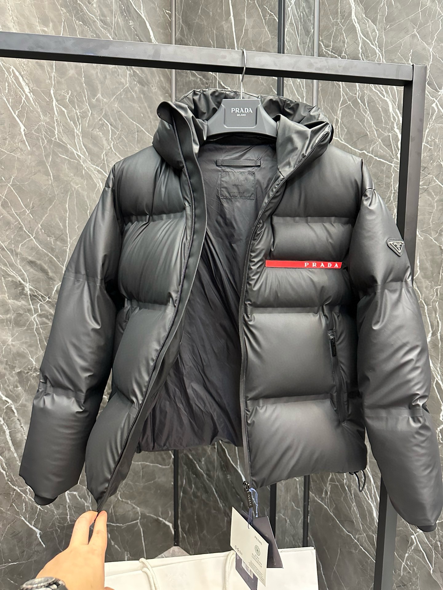 Image [4]-P1440 Down ⬆️ Prada Prada Black Diamond ²⁰²⁴ Black Tech Press-Glued Down Jacket (⚠️ Press-Glued High Version) Winter New High-end customisation ! Léger mature entreprise série préférée style minimaliste plume 90 veste en duvet d'oie Tissu confortable et élégant ! Le haut du corps est super élégant belle version est tridimensionnelle conception de tailleur de l'ensemble degré de chaleur de haute résilience bon haut du corps chaud et élégant et n'aura pas un sentiment de poids portabilité est très forte ne montre pas gonflée peut être très bon pour empêcher l'invasion du vent froid ! Un premier choix de haute qualité ! Taille:48-56-High replica bags