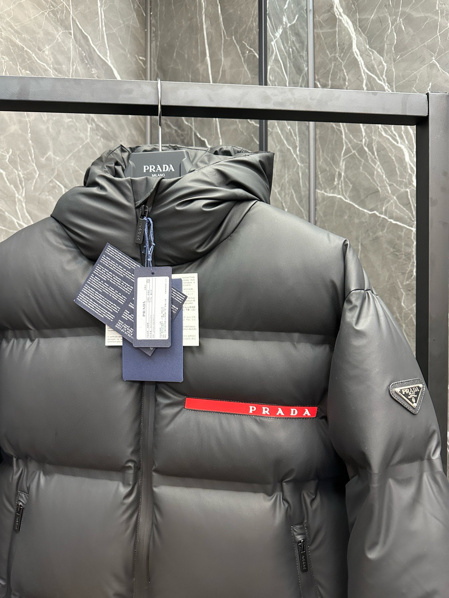 Image [8]-P1440 Down ⬆️ Prada Prada Black Diamond ²⁰²⁴ Black Tech Press-Glued Down Jacket (⚠️ Press-Glued High Version) Winter New High-end customization! Light mature business favorite series minimalist style feather 90 goose down down jacket Fabric comfortable and stylish! The upper body is super stylish handsome version is three-dimensional tailoring design of the whole warm degree of high resilience good upper body warm shape and will not have a sense of weight wearability is very strong does not show bloated can be very good to prevent the cold wind invasion! High-quality first choice! Size:48-56-High-fashion bags