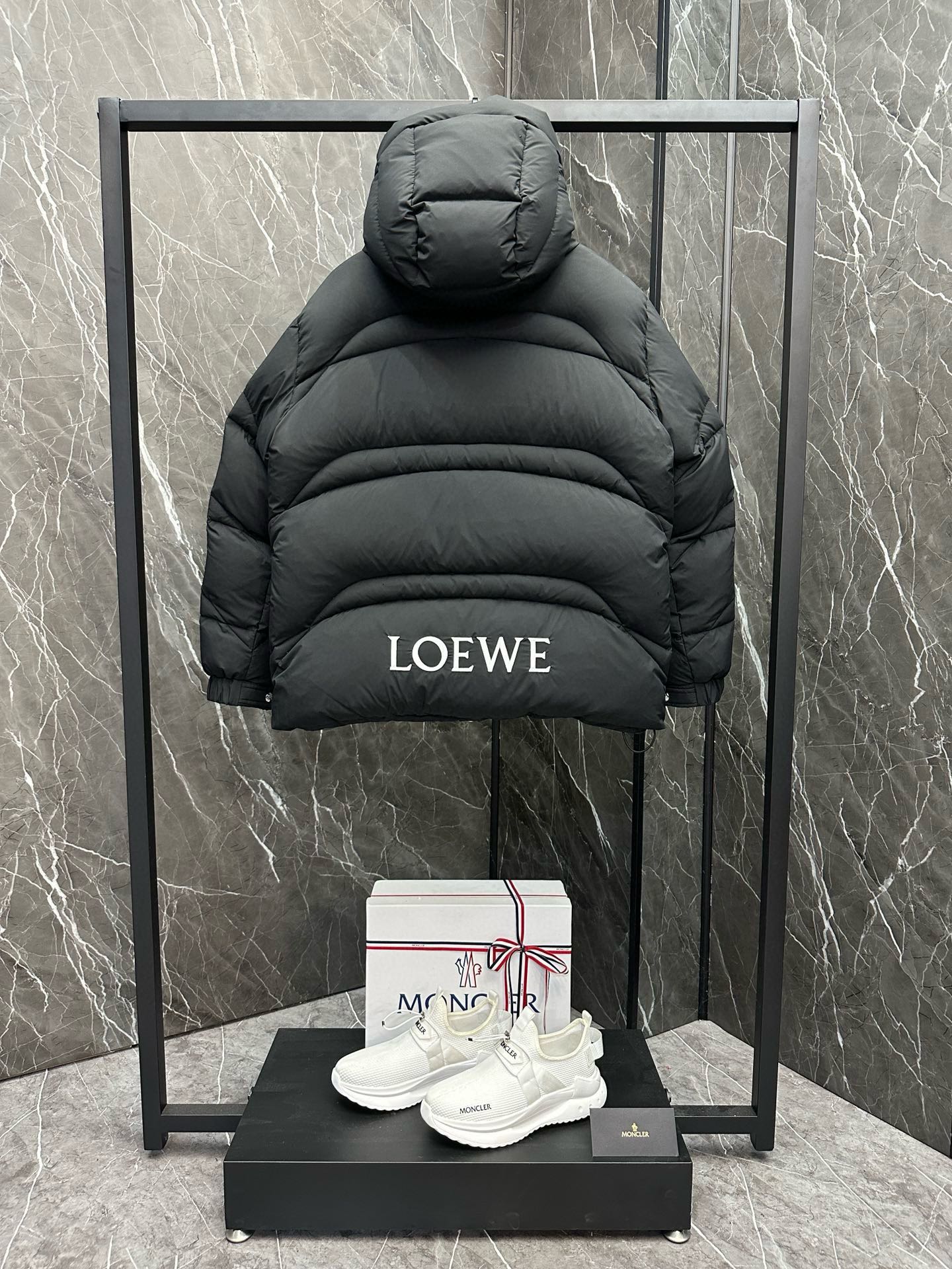 图片[9]-P1460 LOEWE罗意威  羽绒服
日本进口顶级纳米面料面料柔软.微弹力上身极其舒适保暖！！顶级品控！内里的衬布面料采用同样是进口的高密度防钻绒面料！！胸口LOGO采用进口百年达绣花机刺绣与ZP一致！
填充物100％鹅绒
码数：M~3XL-高仿包包