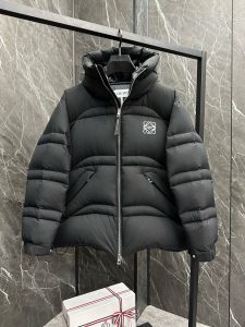 P1460 LOEWE罗意威  羽绒服
日本进口顶级纳米面料面料柔软.微弹力上身极其舒适保暖！！顶级品控！内里的衬布面料采用同样是进口的高密度防钻绒面料！！胸口LOGO采用进口百年达绣花机刺绣与ZP一致！
填充物100％鹅绒
码数：M~3XL-高仿包包