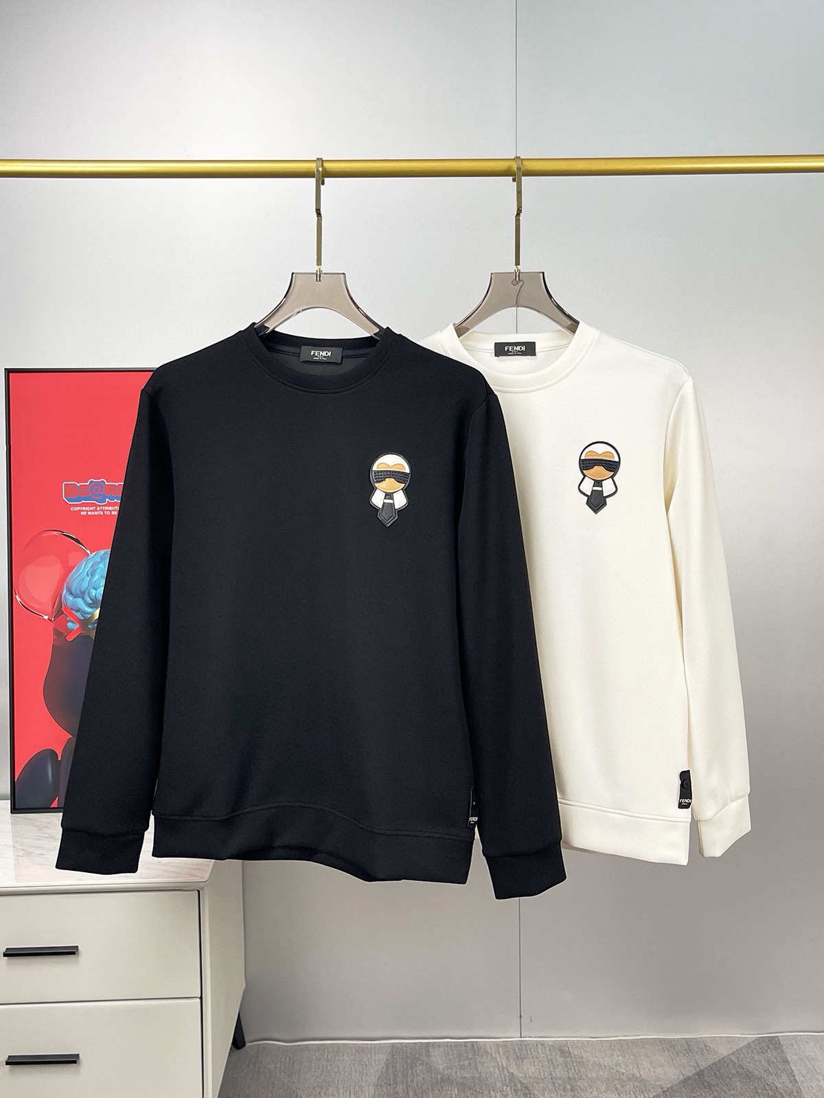 P480 FENDI フェンディ マックス 6XL 着用 240ポンド 2024秋冬GWシンクスウェットTシャツ！秋冬のベースレイヤーとして一枚で着れる優れもの！定番を継承！フルオーダーモデル！胸元の重厚なクラフトロゴデザインハイエンドカスタムエアーレイヤーロングステープルコットン生地は、形状からデザインに至るまで、細部まで十分なシェイプやデザインは、非常に時代の新しい波です！ネックラインはややフィットネック良い形良い生地！快適な肌暖かくスタイリッシュなボディに高密度綿素材！ヤード数：M-6XL（178 140ポンドL最大240ポンド）