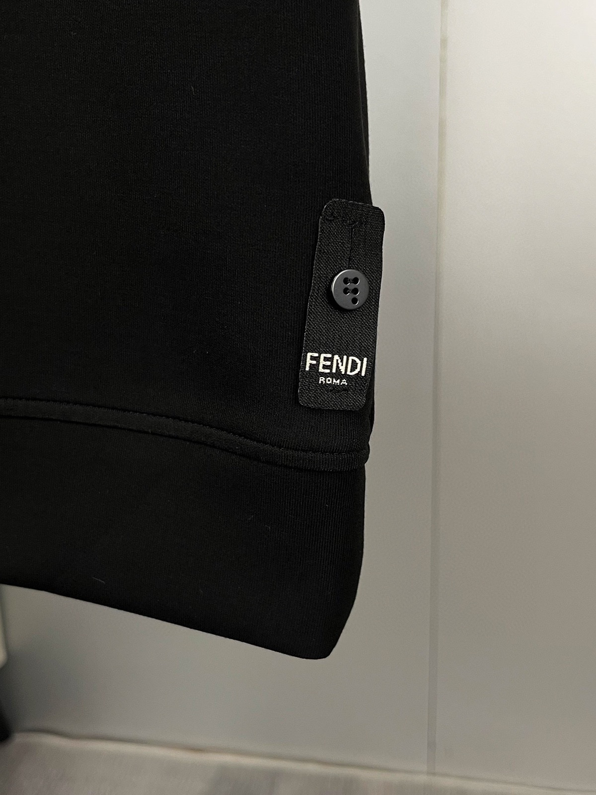 P480 FENDI フェンディ マックス 6XL 着用 240ポンド 2024秋冬GWシンクスウェットTシャツ！秋冬のベースレイヤーとして一枚で着れる優れもの！定番を継承！フルオーダーモデル！胸元の重厚なクラフトロゴデザインハイエンドカスタムエアーレイヤーロングステープルコットン生地は、形状からデザインに至るまで、細部まで十分なシェイプやデザインは、非常に時代の新しい波です！ネックラインはややフィットネック良い形良い生地！快適な肌暖かくスタイリッシュなボディに高密度綿素材！ヤード数：M-6XL（178 140ポンドL最大240ポンド）