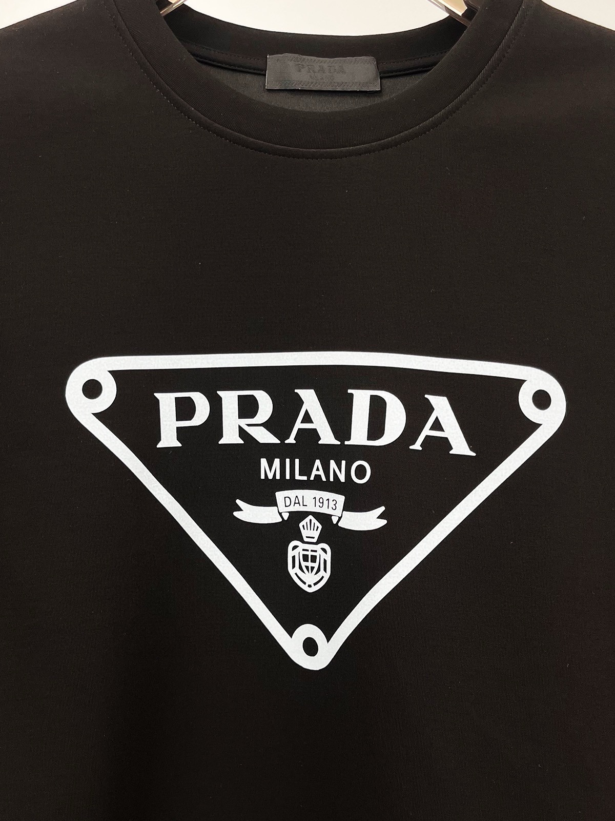 P480 Prada Prada Maximum 6XL wear 240 pounds 2024 Fall/Winter GW Sync Sweatshirt T-shirt! Excellent on its own as a base layer for fall/winter! Continuing the classic! Full quality order model! Chest heavy Crafted logo design high-end custom air layer long-staple cotton fabric from the shape to the design is very much the new wave of the times regardless of the shape or design enough details! Neckline slightly fit neck good shape good fabric! High-density cotton material on the body comfortable skin warm and stylish! Yardage: M-6XL (178 140 pounds L maximum 240 pounds)