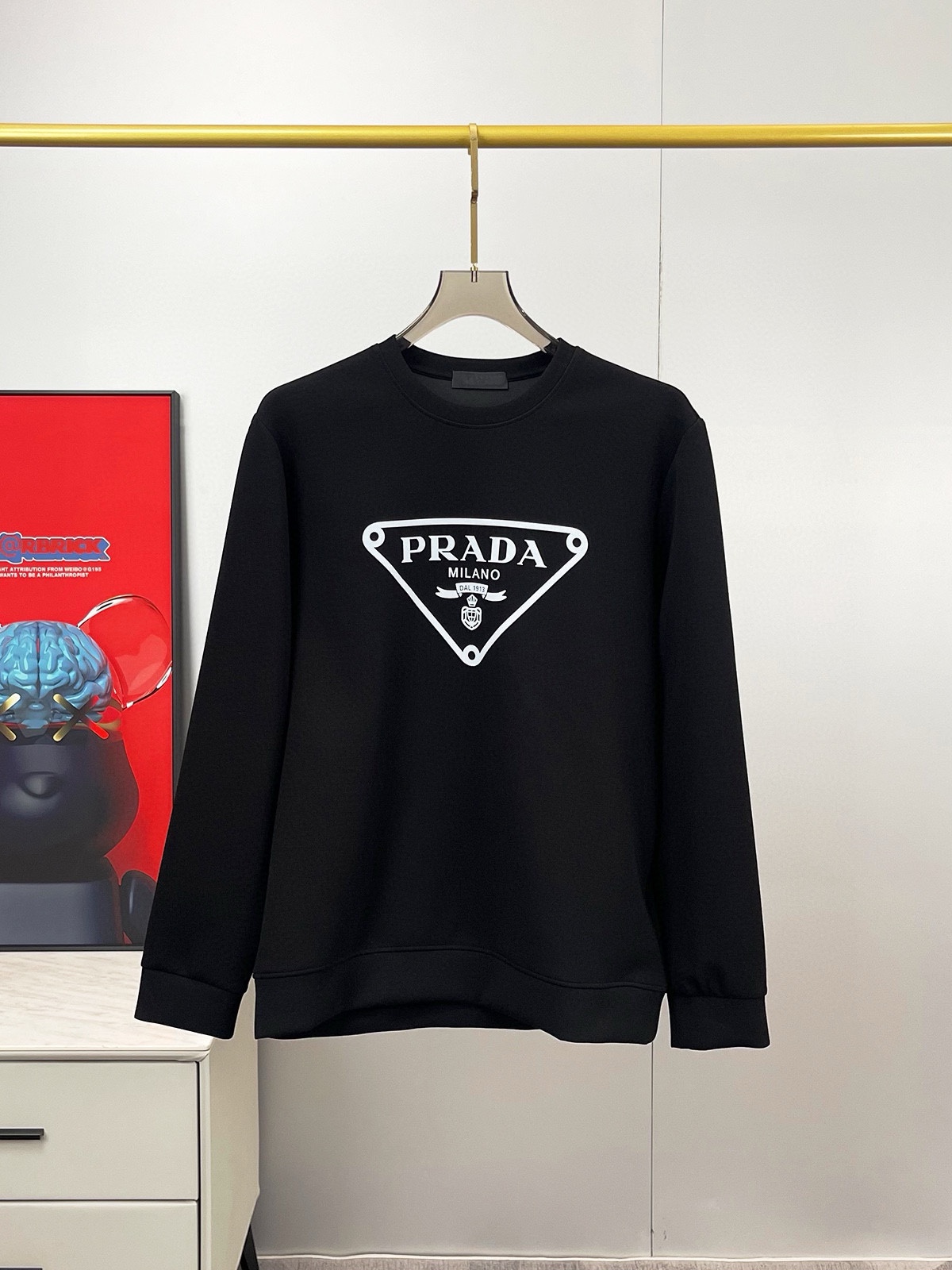 ¡P480 Prada Prada Máximo 6XL desgaste 240 libras 2024 Otoño / Invierno GW Sync Sudadera Camiseta! ¡Excelente por sí sola como capa base para otoño/invierno! ¡Continuación del clásico! ¡Modelo de la orden de calidad completa! ¡Pecho pesado Craft diseño del logotipo de gama alta de aire personalizado capa de tejido de algodón de grapa larga de la forma al diseño es en gran medida la nueva ola de los tiempos, independientemente de la forma o el diseño suficientes detalles! ¡Escote ligeramente en forma de cuello buena forma buena tela! ¡Material de algodón de alta densidad en el cuerpo cómodo de la piel caliente y con estilo! Yardage: M-6XL (178 140 libras L máximo 240 libras)