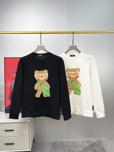 P480 FENDI フェンディ マックス 6XL 着用 240ポンド 2024秋冬GWシンクスウェットTシャツ！秋冬のベースレイヤーとして一枚で着れる優れもの！定番を継承！フルオーダーモデル！胸元の重厚なクラフトロゴデザインハイエンドカスタムエアーレイヤーロングステープルコットン生地は、形状からデザインに至るまで、細部まで十分なシェイプやデザインは、非常に時代の新しい波です！ネックラインはややフィットネック良い形良い生地！快適な肌暖かくスタイリッシュなボディに高密度綿素材！ヤード数：M-6XL（178 140ポンドL最大240ポンド）