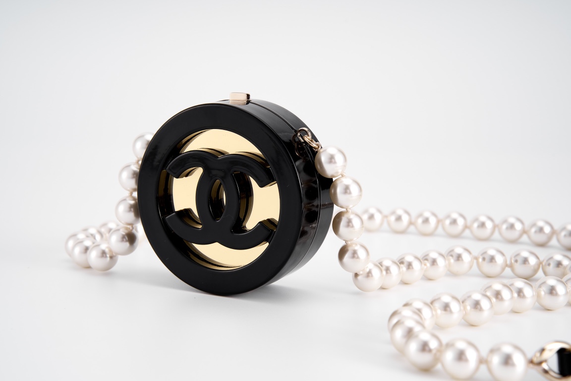 CHANEL 24B black gold series choker pearl necklace package black glaze with double C letters and hollow ring with gold brass hardware glaze pearl chain retro and elegant ~ Material: imported acrylic ➕ pearl ➕ brass hardware-high imitation factory