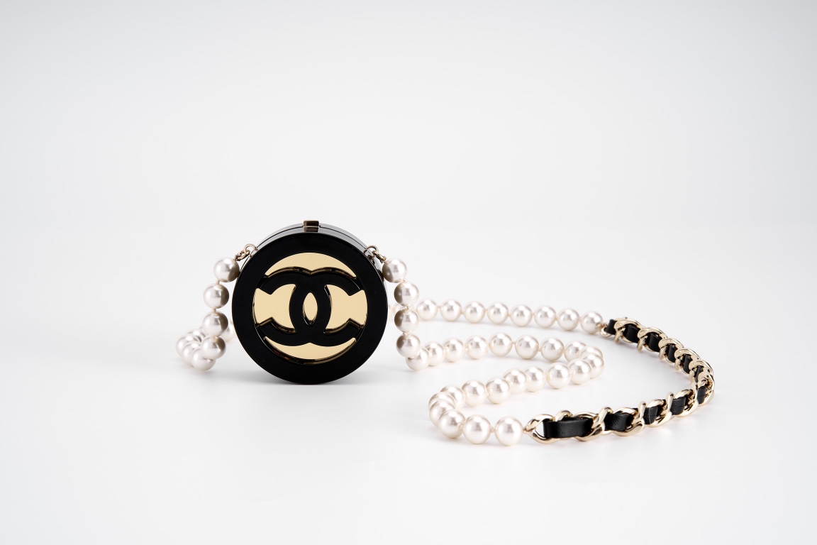 CHANEL 24B black gold series choker pearl necklace package black glaze with double C letters and hollow ring with gold brass hardware glaze pearl chain retro and elegant ~ Material: imported acrylic ➕ pearl ➕ brass hardware-high imitation factory