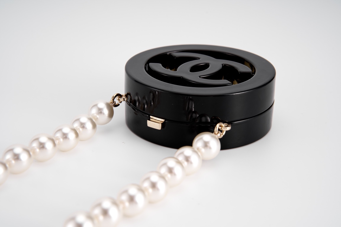 CHANEL 24B black gold series choker pearl necklace package black glaze with double C letters and hollow ring with gold brass hardware glaze pearl chain retro and elegant ~ Material: imported acrylic ➕ pearl ➕ brass hardware-high imitation factory