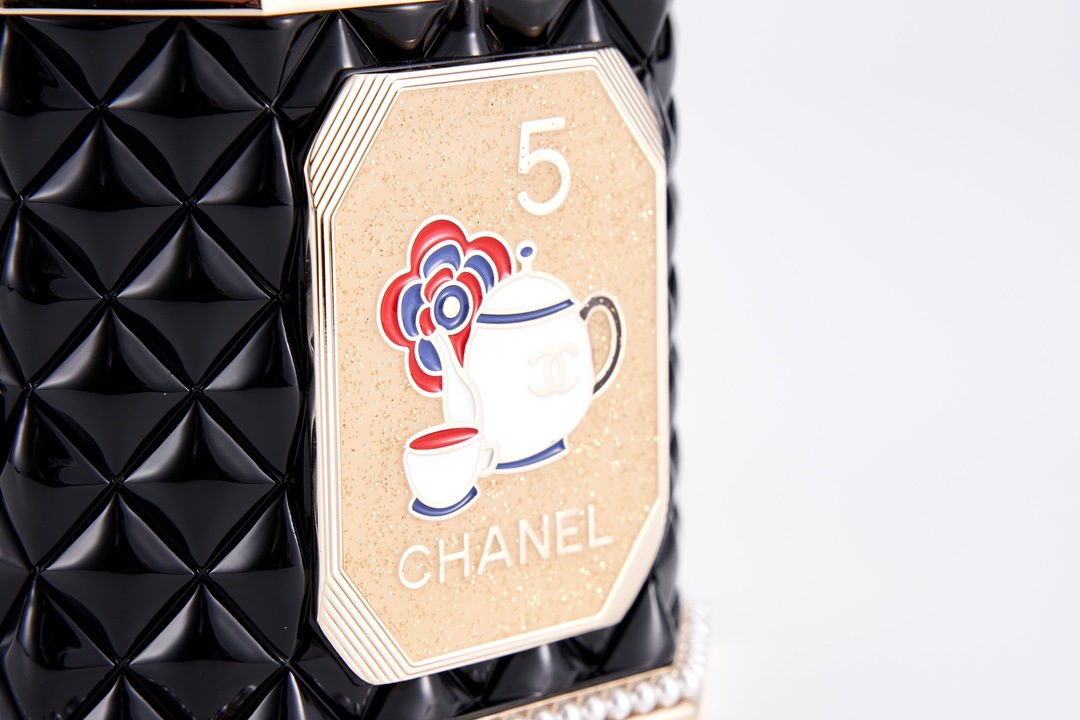 CHANEL 24A collection series tea canister bag this series to Manchester, England as the inspiration for the design of many elements on behalf of the United Kingdom was used on the Beatles, working-class uniforms, tea culture, etc. ~ box edge inlaid pearl elegant and exquisite love love love 🩷🩷 tea canister on the upper floor to open is the make-up mirror the lower floor can be opened to put the card, key and other small things 🥰🥰 material: the original imported acrylic material ➕ full copper hardware size: 11 × 10 × 10cm-high imitation factory