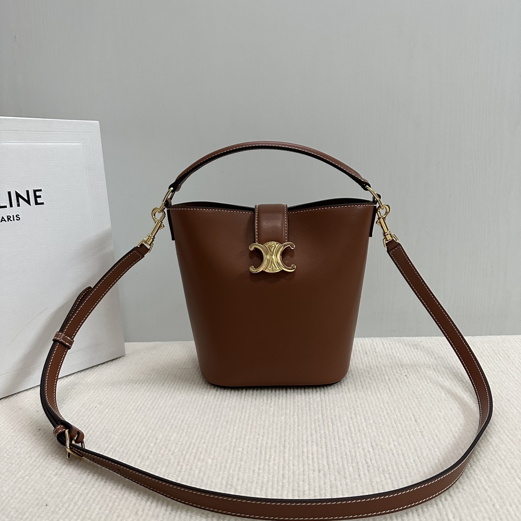 P1480 Nouveau en ligne sur 🅰️🅰️ Le nouveau petit sac seau de CE.Louise est confectionné en cuir de veau lustré pour créer une silhouette élégante de seau avec un fond profond et un subtil logo Triomphe doré scintillant pour une ambiance décontractée sans effort. Le sac à main est doté d'une bandoulière à main et détachable pour un trajet quotidien substantiel, des voyages d'affaires et du travail de bureau 🤎.Style : 119173💰Couleur : Marron (avec emballage d'origine)Taille : 19x16x12cm