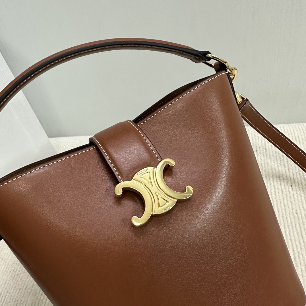 P1480 Nouveau en ligne sur 🅰️🅰️ Le nouveau petit sac seau de CE.Louise est confectionné en cuir de veau lustré pour créer une silhouette élégante de seau avec un fond profond et un subtil logo Triomphe doré scintillant pour une ambiance décontractée sans effort. Le sac à main est doté d'une bandoulière à main et détachable pour un trajet quotidien substantiel, des voyages d'affaires et du travail de bureau 🤎.Style : 119173💰Couleur : Marron (avec emballage d'origine)Taille : 19x16x12cm