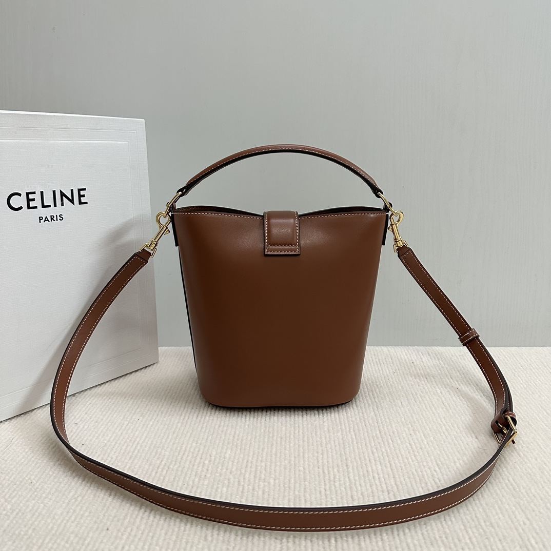 P1480 Nouveau en ligne sur 🅰️🅰️ Le nouveau petit sac seau de CE.Louise est confectionné en cuir de veau lustré pour créer une silhouette élégante de seau avec un fond profond et un subtil logo Triomphe doré scintillant pour une ambiance décontractée sans effort. Le sac à main est doté d'une bandoulière à main et détachable pour un trajet quotidien substantiel, des voyages d'affaires et du travail de bureau 🤎.Style : 119173💰Couleur : Marron (avec emballage d'origine)Taille : 19x16x12cm