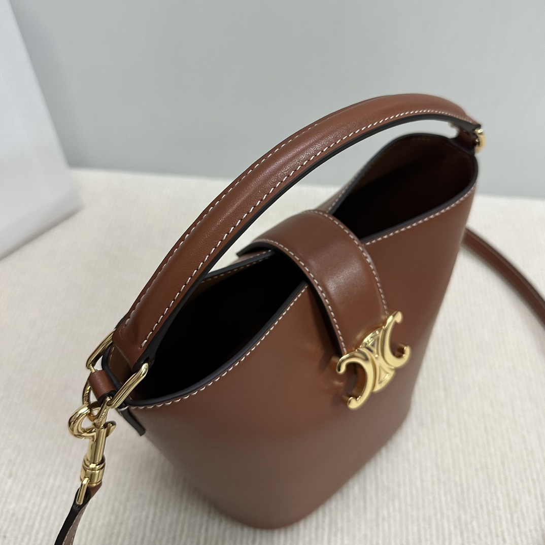 P1480 Nouveau en ligne sur 🅰️🅰️ Le nouveau petit sac seau de CE.Louise est confectionné en cuir de veau lustré pour créer une silhouette élégante de seau avec un fond profond et un subtil logo Triomphe doré scintillant pour une ambiance décontractée sans effort. Le sac à main est doté d'une bandoulière à main et détachable pour un trajet quotidien substantiel, des voyages d'affaires et du travail de bureau 🤎.Style : 119173💰Couleur : Marron (avec emballage d'origine)Taille : 19x16x12cm