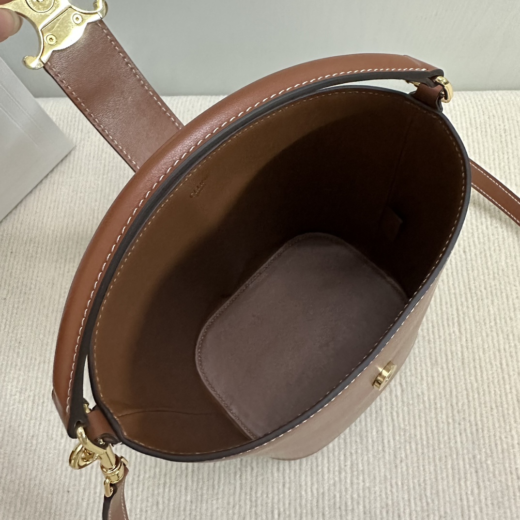 P1480 Nouveau en ligne sur 🅰️🅰️ Le nouveau petit sac seau de CE.Louise est confectionné en cuir de veau lustré pour créer une silhouette élégante de seau avec un fond profond et un subtil logo Triomphe doré scintillant pour une ambiance décontractée sans effort. Le sac à main est doté d'une bandoulière à main et détachable pour un trajet quotidien substantiel, des voyages d'affaires et du travail de bureau 🤎.Style : 119173💰Couleur : Marron (avec emballage d'origine)Taille : 19x16x12cm