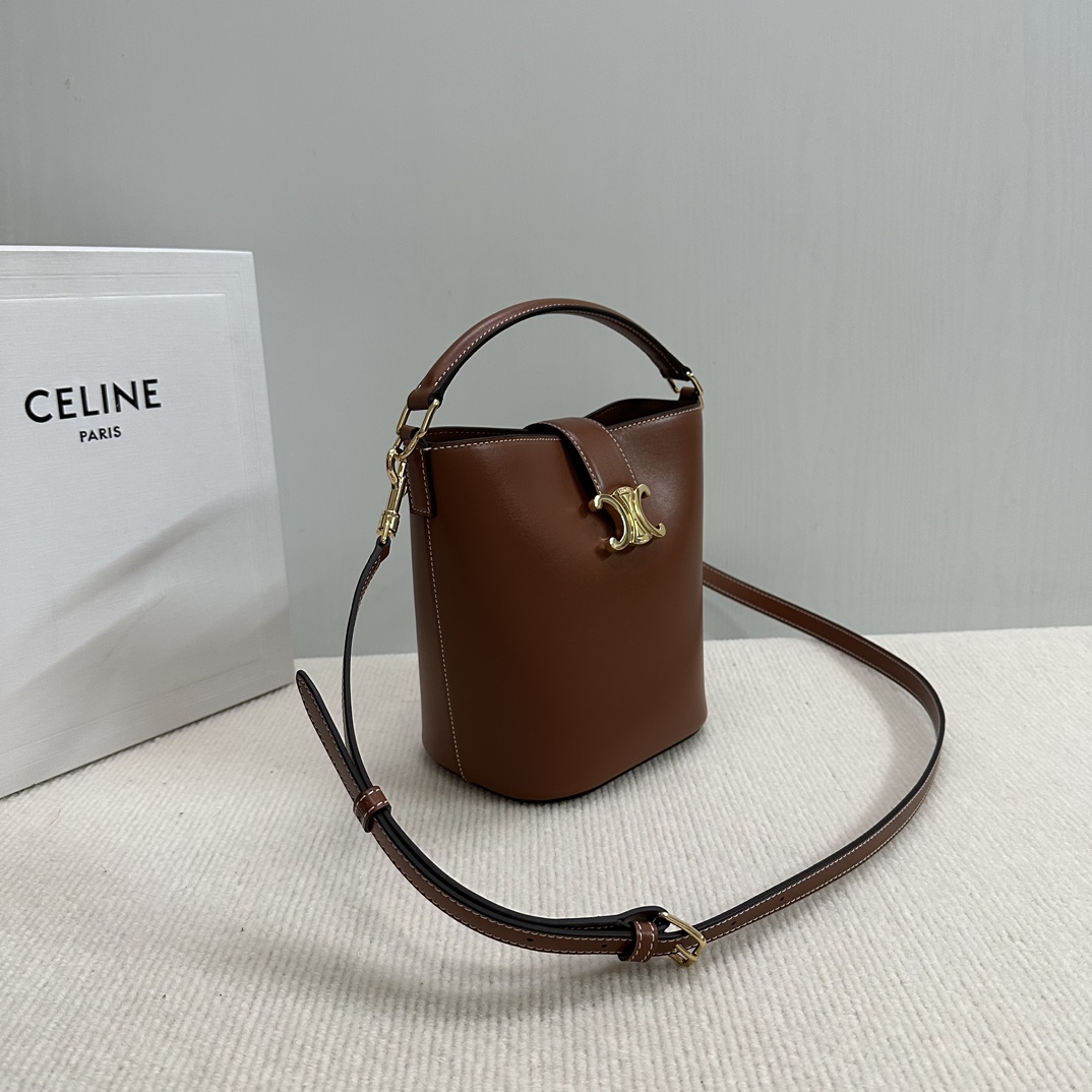 P1480 Nouveau en ligne sur 🅰️🅰️ Le nouveau petit sac seau de CE.Louise est confectionné en cuir de veau lustré pour créer une silhouette élégante de seau avec un fond profond et un subtil logo Triomphe doré scintillant pour une ambiance décontractée sans effort. Le sac à main est doté d'une bandoulière à main et détachable pour un trajet quotidien substantiel, des voyages d'affaires et du travail de bureau 🤎.Style : 119173💰Couleur : Marron (avec emballage d'origine)Taille : 19x16x12cm