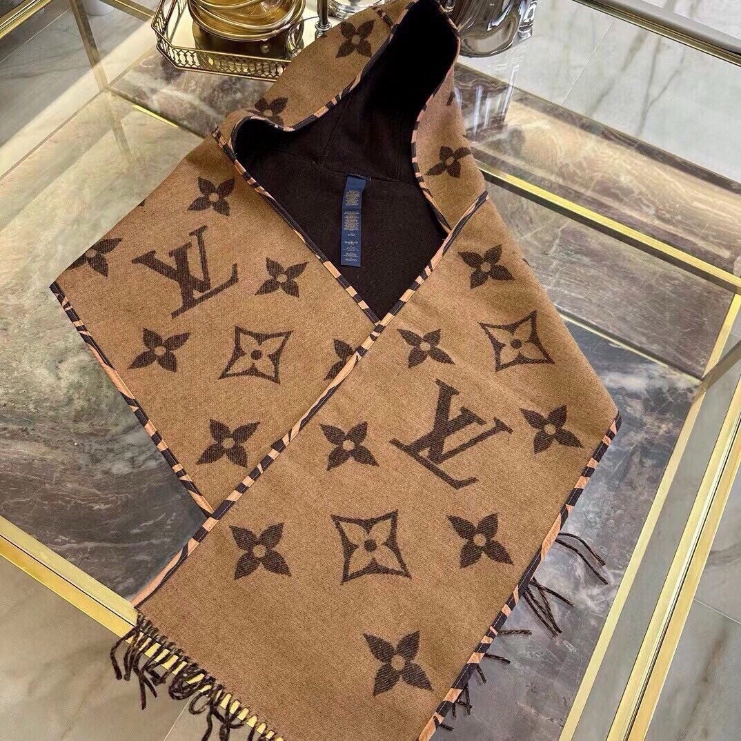 P420 FALL FOR YOU Hooded Scarf Fall For You Hooded Scarf is made from a rich plush blend and features a Monogram jacquard weave and a subdued plain color. 196 x 26cm 89% Wool, 10% Cashmere, 1% Mulberry Silk, Trim: Sheepskin Jacquard. Woven Monogram fringe trim-high-fashion factory