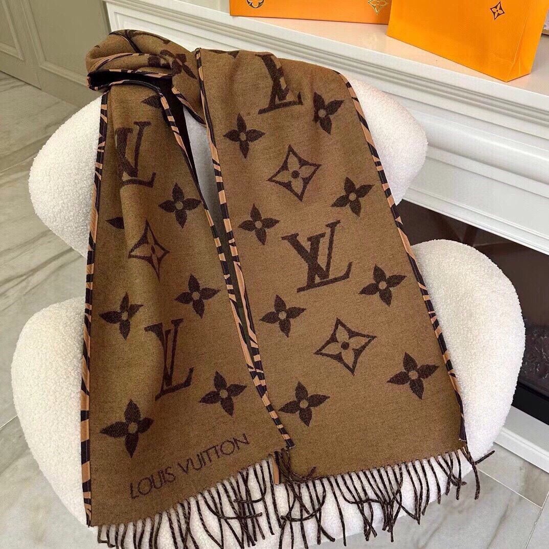 P420 FALL FOR YOU Hooded Scarf Fall For You Hooded Scarf is made from a rich plush blend and features a Monogram jacquard weave and a subdued plain color. 196 x 26cm 89% Wool, 10% Cashmere, 1% Mulberry Silk, Trim: Sheepskin Jacquard. Woven Monogram fringe trim-high-fashion factory