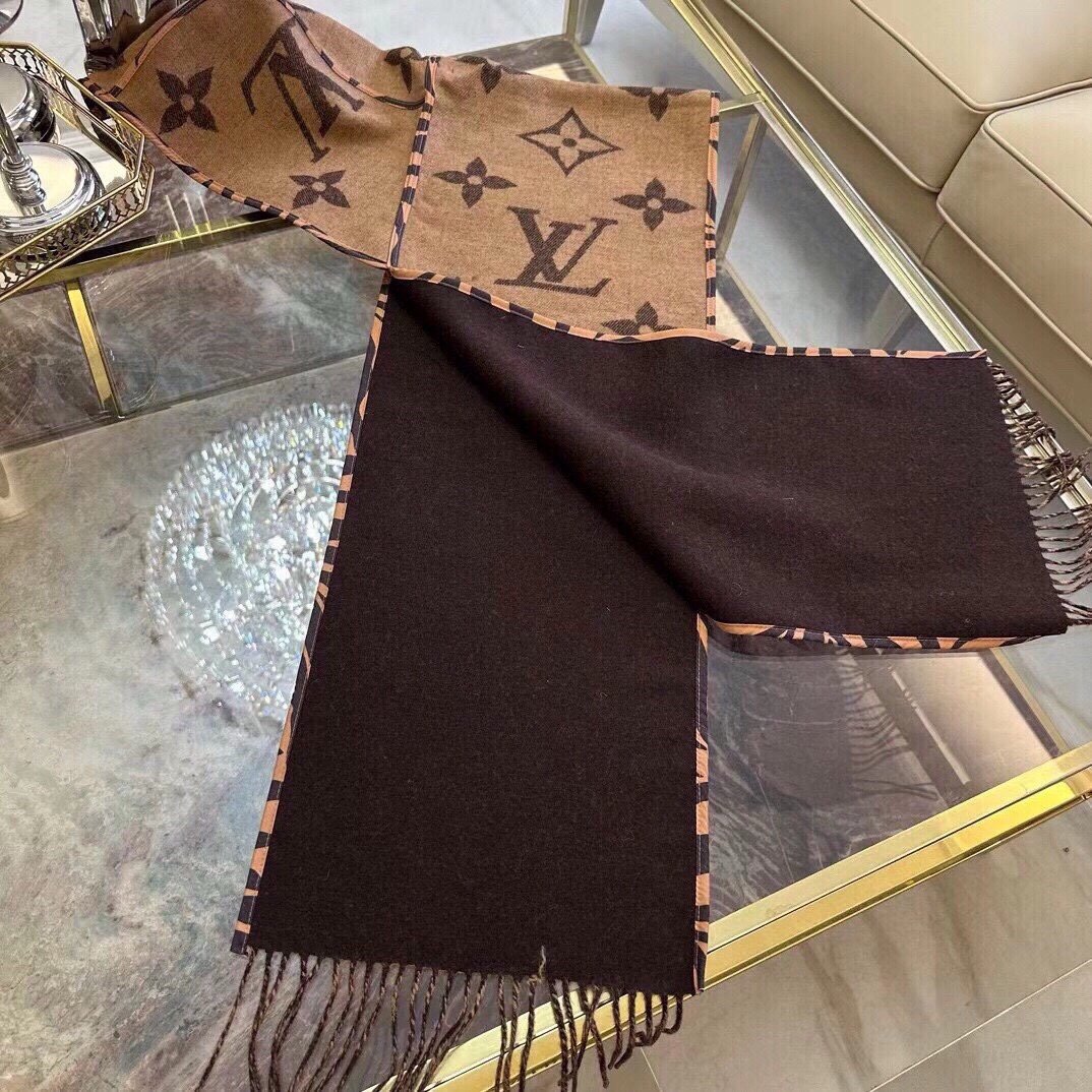 P420 FALL FOR YOU Hooded Scarf Fall For You Hooded Scarf is made from a rich plush blend and features a Monogram jacquard weave and a subdued plain color. 196 x 26cm 89% Wool, 10% Cashmere, 1% Mulberry Silk, Trim: Sheepskin Jacquard. Woven Monogram fringe trim-high-fashion factory