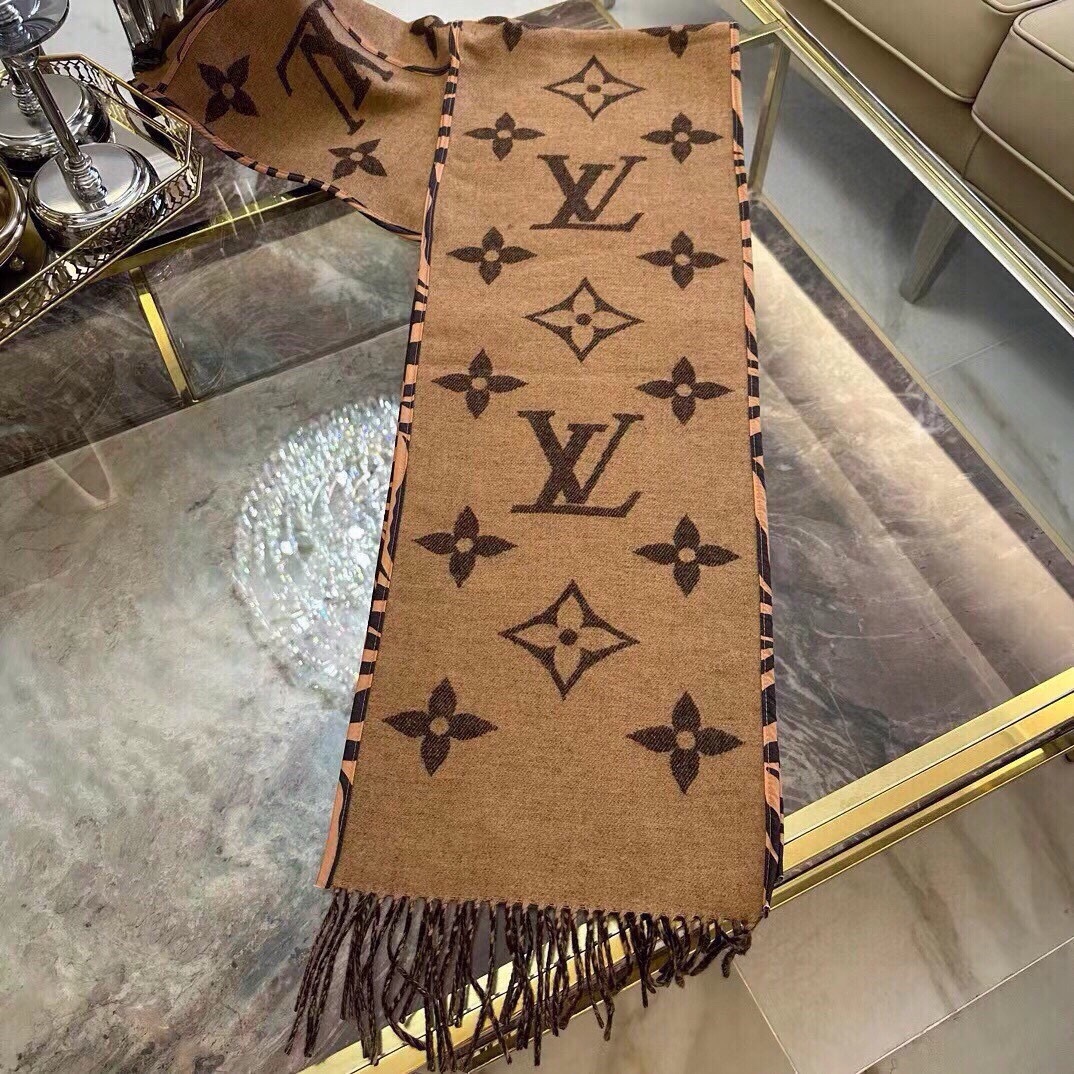 P420 FALL FOR YOU Hooded Scarf Fall For You Hooded Scarf is made from a rich plush blend and features a Monogram jacquard weave and a subdued plain color. 196 x 26cm 89% Wool, 10% Cashmere, 1% Mulberry Silk, Trim: Sheepskin Jacquard. Woven Monogram fringe trim-high-fashion factory