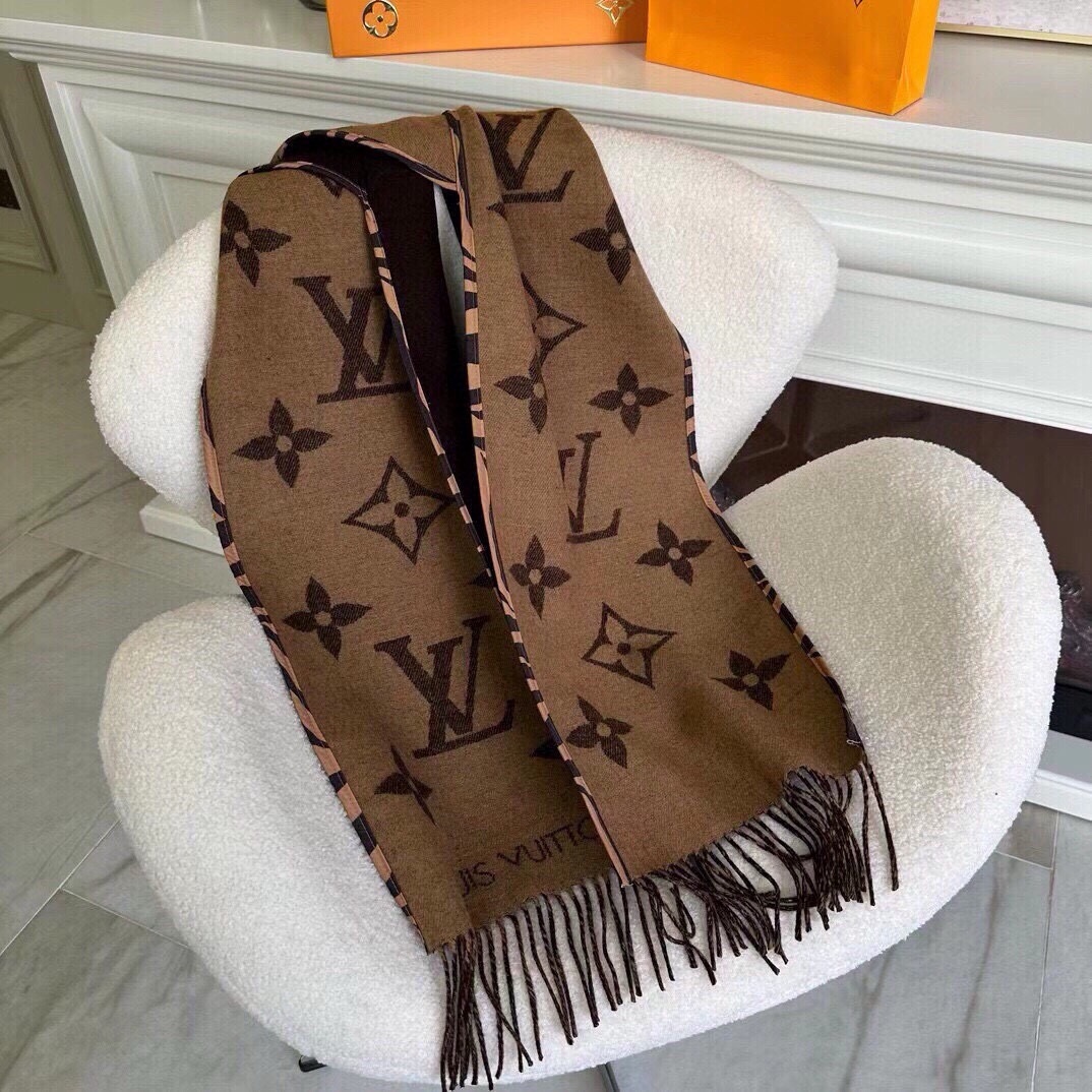 P420 FALL FOR YOU Hooded Scarf Fall For You Hooded Scarf is made from a rich plush blend and features a Monogram jacquard weave and a subdued plain color. 196 x 26cm 89% Wool, 10% Cashmere, 1% Mulberry Silk, Trim: Sheepskin Jacquard. Woven Monogram fringe trim-high-fashion factory