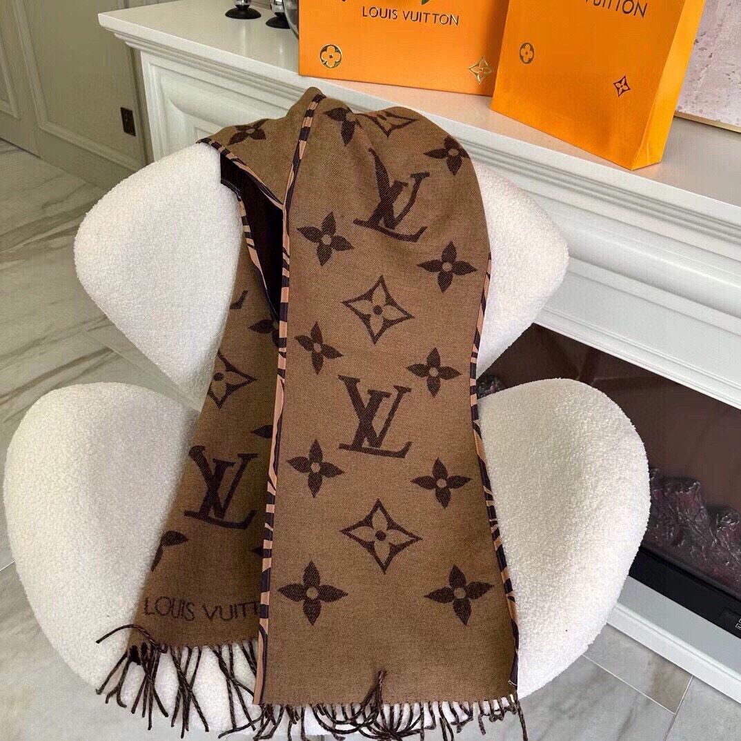 P420 FALL FOR YOU Hooded Scarf Fall For You Hooded Scarf is made from a rich plush blend and features a Monogram jacquard weave and a subdued plain color. 196 x 26cm 89% Wool, 10% Cashmere, 1% Mulberry Silk, Trim: Sheepskin Jacquard. Woven Monogram fringe trim-high-fashion factory