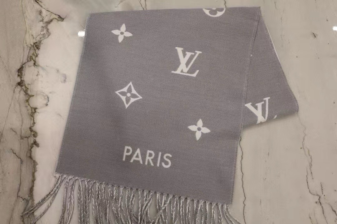 P280 LV جديد - كل شيء عن وشاح Monogramإطلالة مكبرة لنمط Monogram الكلاسيكي لإطلالة عصرية ومريحةمزينة بشعار لويس فويتون وحواف مزينة بشرابة للحصول على لف دافئ في عز الشتاء34 × 196 سم (الارتفاع × الطول)180 × 34 سم (بدون الشرابة)100% صوف الأغنام - مصنع الأزياء الراقية