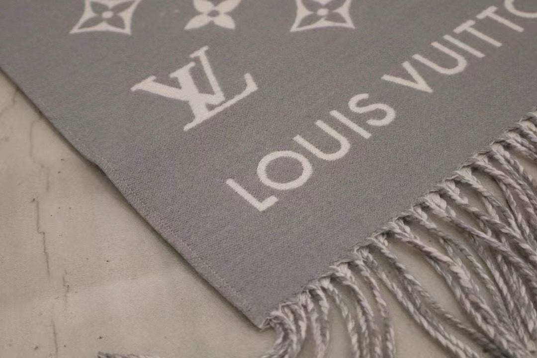 P280 LV New - All About Monogram Lenço de pescoçoVisão ampliada do clássico padrão Monogram para um visual moderno e relaxanteLã fina adornada com o logótipo Louis Vuitton e rebordos com borlas para um envolvimento quente de Inverno34 x 196 cm (A x C)180 x 34 cm (excluindo borlas)100% Lã de ovelha- Bolsas de gama alta