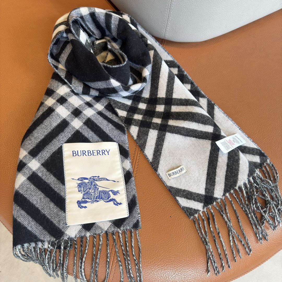 P260 Tassel preto e branco; luxo discreto ❗️ Extremamente macio e bonito elite master level chic sense of scarf ❗️ Quanto mais se olha para este cachecol de caxemira Burberry mais se gosta dele mais se olha para ele mais chique se olha para ele mais se gosta dele ❗️ Este tipo de artesanato e esquema de cores num relance pode dizer-se que não é o habitual das grandes fábricas muito, muito parecido com este tipo de master level chic sense of chic fashionable with an attitude vai definitivamente gostar do jovem chique e confiante e ter uma atitude é muito bonito! Este design é mais alongado, mais avançado, mais atmosférico, mais resistente à recomendação do uso da coleção anual de primavera da ponta de veludo abdominal de cabra de veludo puro Albas para a produção da lã original, esta caxemira é caracterizada por, mesmo após o processamento da tecnologia humana, ainda ser mantida na maior extensão possível, a essência da lã original terá um lenço de textura especial na mão com o aperto do sentido de ovelha de ar parado semelhante a uma nuvem ❗️ realmente muito avançado! 〰 Por fim, a maior caraterística disso também é um processo de grade de tecelagem de linha grossa do processo de incrustação de uma peça será outra apresentação perfeita das especificações quadriculadas da Burberry: 30 * 180cm