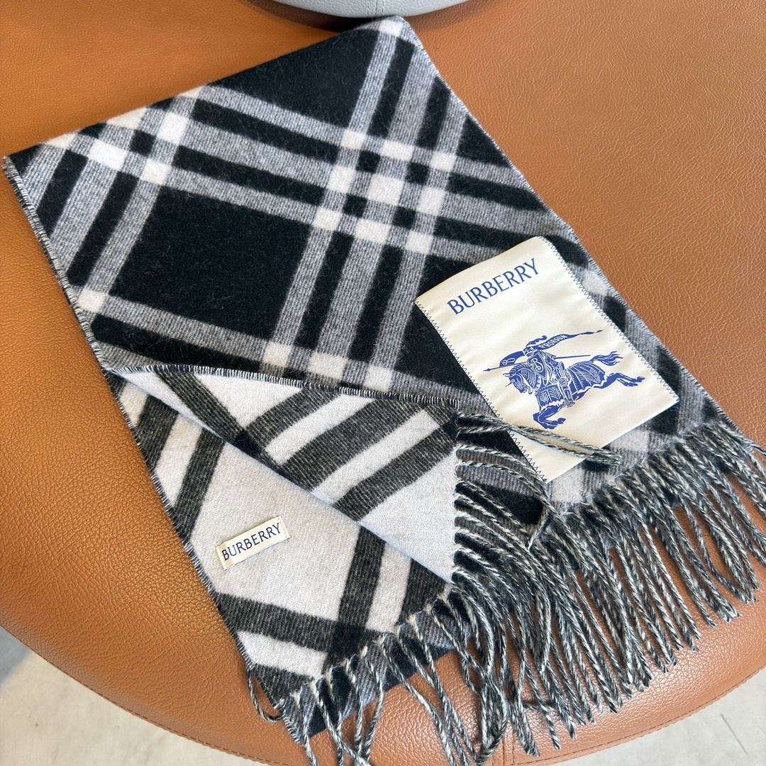 P260 Tassel preto e branco; luxo discreto ❗️ Extremamente macio e bonito elite master level chic sense of scarf ❗️ Quanto mais se olha para este cachecol de caxemira Burberry mais se gosta dele mais se olha para ele mais chique se olha para ele mais se gosta dele ❗️ Este tipo de artesanato e esquema de cores num relance pode dizer-se que não é o habitual das grandes fábricas muito, muito parecido com este tipo de master level chic sense of chic fashionable with an attitude vai definitivamente gostar do jovem chique e confiante e ter uma atitude é muito bonito! Este design é mais alongado, mais avançado, mais atmosférico, mais resistente à recomendação do uso da coleção anual de primavera da ponta de veludo abdominal de cabra de veludo puro Albas para a produção da lã original, esta caxemira é caracterizada por, mesmo após o processamento da tecnologia humana, ainda ser mantida na maior extensão possível, a essência da lã original terá um lenço de textura especial na mão com o aperto do sentido de ovelha de ar parado semelhante a uma nuvem ❗️ realmente muito avançado! 〰 Por fim, a maior caraterística disso também é um processo de grade de tecelagem de linha grossa do processo de incrustação de uma peça será outra apresentação perfeita das especificações quadriculadas da Burberry: 30 * 180cm