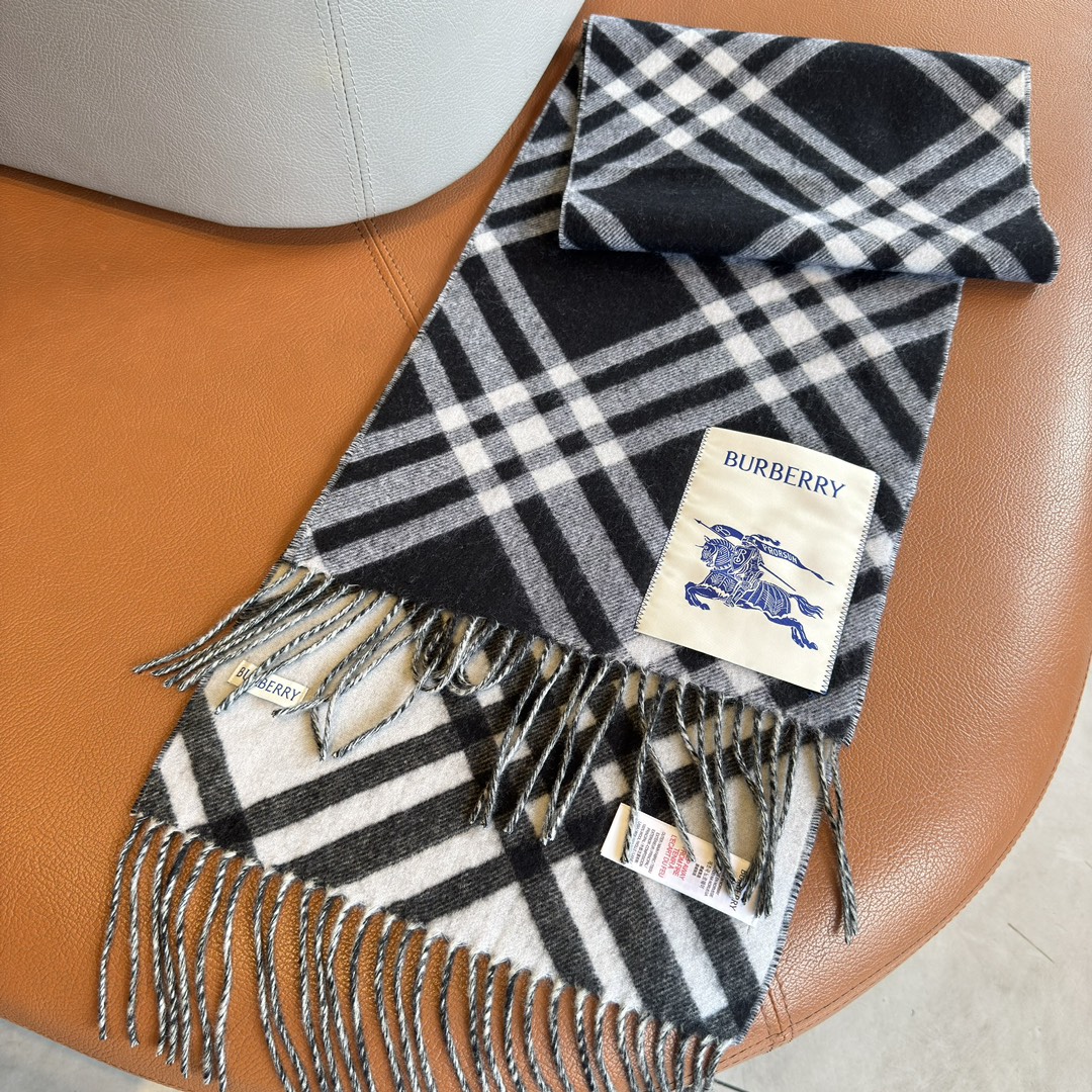 P260 Tassel preto e branco; luxo discreto ❗️ Extremamente macio e bonito elite master level chic sense of scarf ❗️ Quanto mais se olha para este cachecol de caxemira Burberry mais se gosta dele mais se olha para ele mais chique se olha para ele mais se gosta dele ❗️ Este tipo de artesanato e esquema de cores num relance pode dizer-se que não é o habitual das grandes fábricas muito, muito parecido com este tipo de master level chic sense of chic fashionable with an attitude vai definitivamente gostar do jovem chique e confiante e ter uma atitude é muito bonito! Este design é mais alongado, mais avançado, mais atmosférico, mais resistente à recomendação do uso da coleção anual de primavera da ponta de veludo abdominal de cabra de veludo puro Albas para a produção da lã original, esta caxemira é caracterizada por, mesmo após o processamento da tecnologia humana, ainda ser mantida na maior extensão possível, a essência da lã original terá um lenço de textura especial na mão com o aperto do sentido de ovelha de ar parado semelhante a uma nuvem ❗️ realmente muito avançado! 〰 Por fim, a maior caraterística disso também é um processo de grade de tecelagem de linha grossa do processo de incrustação de uma peça será outra apresentação perfeita das especificações quadriculadas da Burberry: 30 * 180cm