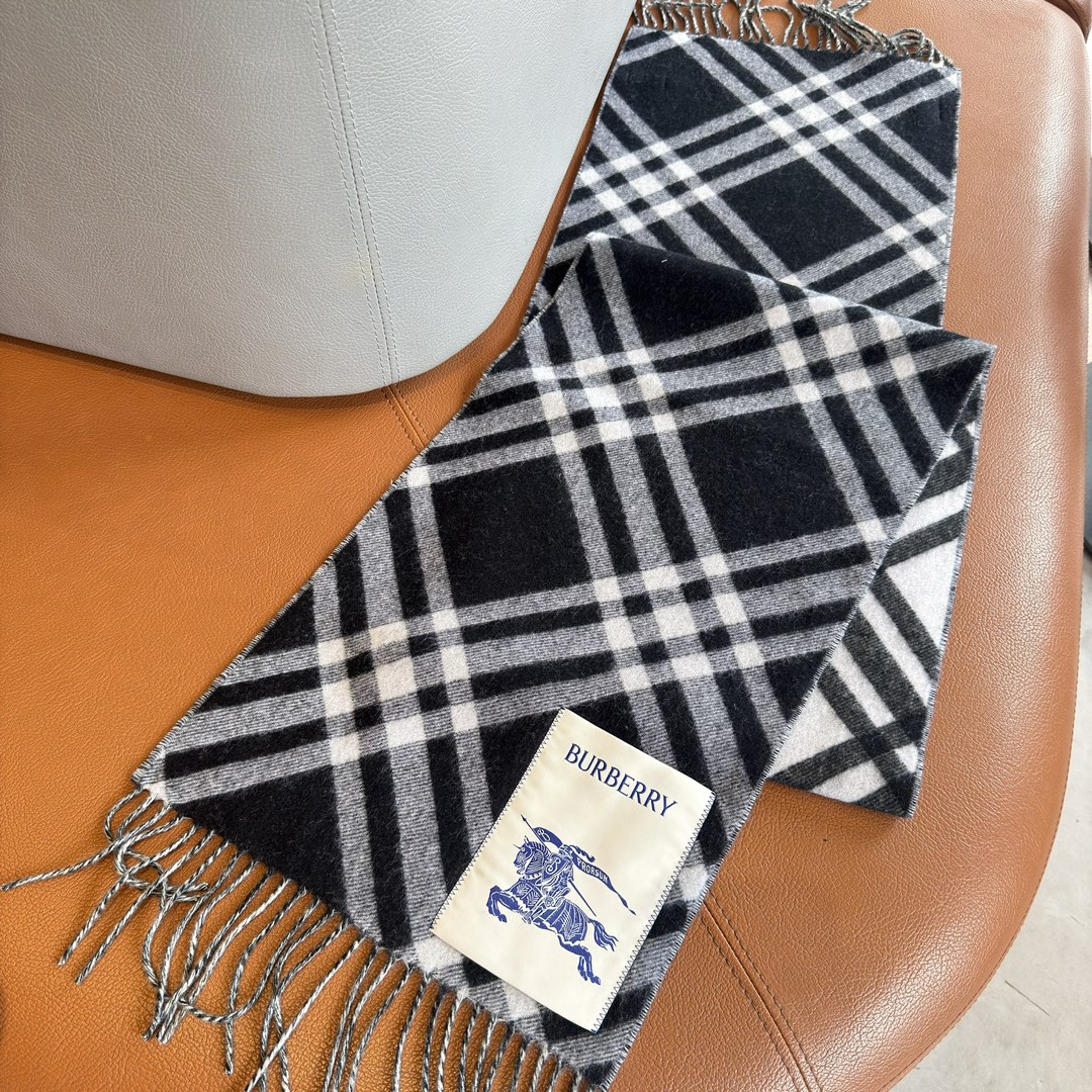 P260 Tassel preto e branco; luxo discreto ❗️ Extremamente macio e bonito elite master level chic sense of scarf ❗️ Quanto mais se olha para este cachecol de caxemira Burberry mais se gosta dele mais se olha para ele mais chique se olha para ele mais se gosta dele ❗️ Este tipo de artesanato e esquema de cores num relance pode dizer-se que não é o habitual das grandes fábricas muito, muito parecido com este tipo de master level chic sense of chic fashionable with an attitude vai definitivamente gostar do jovem chique e confiante e ter uma atitude é muito bonito! Este design é mais alongado, mais avançado, mais atmosférico, mais resistente à recomendação do uso da coleção anual de primavera da ponta de veludo abdominal de cabra de veludo puro Albas para a produção da lã original, esta caxemira é caracterizada por, mesmo após o processamento da tecnologia humana, ainda ser mantida na maior extensão possível, a essência da lã original terá um lenço de textura especial na mão com o aperto do sentido de ovelha de ar parado semelhante a uma nuvem ❗️ realmente muito avançado! 〰 Por fim, a maior caraterística disso também é um processo de grade de tecelagem de linha grossa do processo de incrustação de uma peça será outra apresentação perfeita das especificações quadriculadas da Burberry: 30 * 180cm