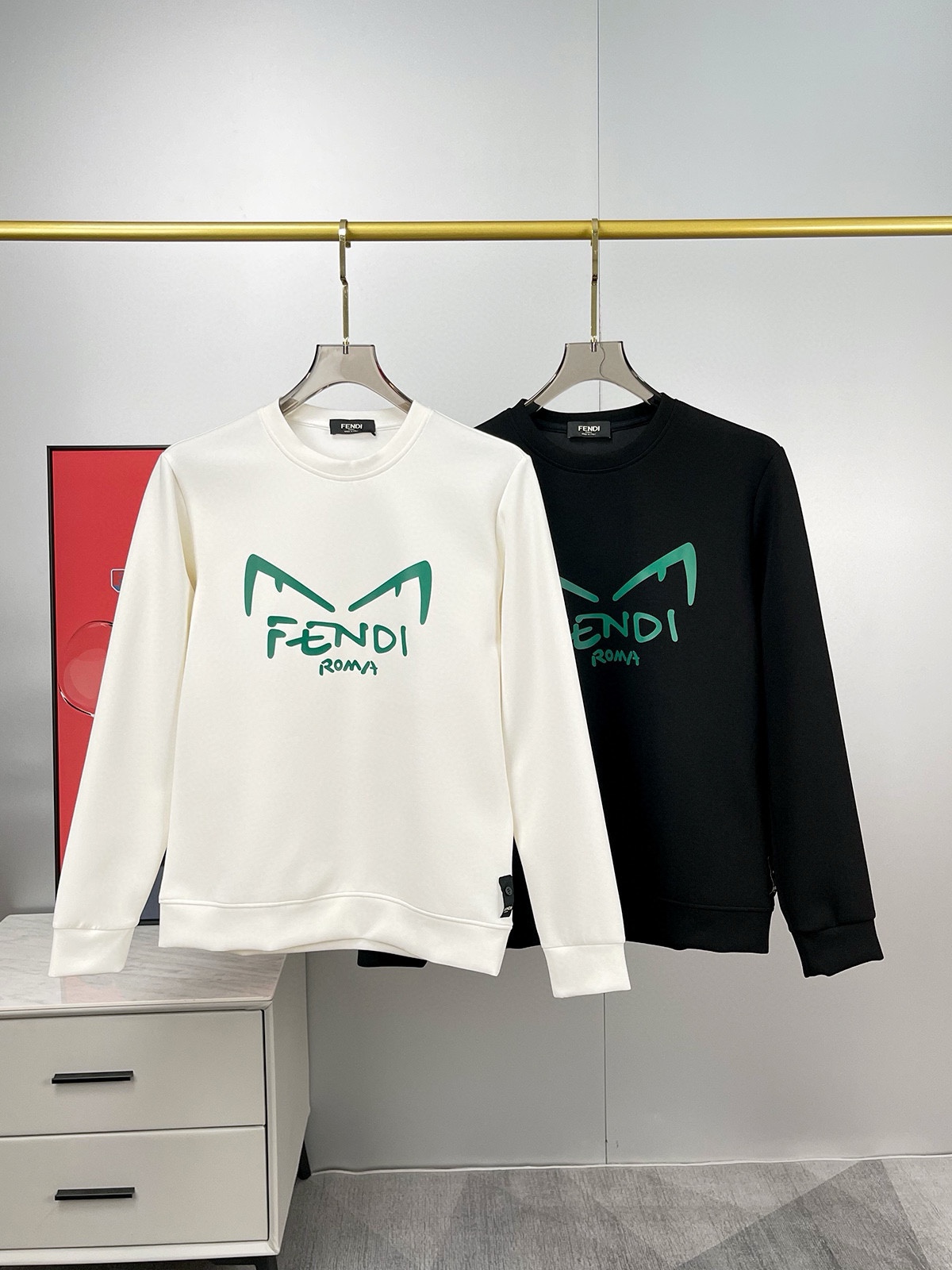 P480 FENDI Fendi Maximum 6XL wear 240 pounds 2024 fall and winter GW sync sweater t-shirt! Excellent on its own as a base layer for fall/winter! Continue the classic! Full quality order models! Chest heavy Craft logo design high-end custom air layer long-staple cotton fabric from the shape to the design of the era of the new wave of feeling regardless of the shape or design enough details! Neckline slightly fit neck good shape good fabric! High-density cotton material on the body comfortable skin warm and stylish! Yardage: M-6XL (178 140 pounds L maximum 240 pounds)