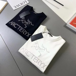 P440ヴェルサーチ2024秋と冬の新しいラウンドネックセーターTシャツ胸ブランドロゴヘビーデューティデザインシングルウェアボトムは非常に特徴的である インポートされた環境に優しい綿の360グラムの高いグラムを採用し、生地は繊細な、柔らかく、古典的な、古典的な、シンプルで、寛大な、超ソフトで繊細な感じ 肌に優しいと快適な摩耗 高級ブティック工場ボディ上の細かい細工は非常に良いです メンズ必携の単一製品 3つの完全なサイズ：M〜5XL178 140ポンドはLの最大摩耗230ポンド-ハイレプリカバッグを着用する