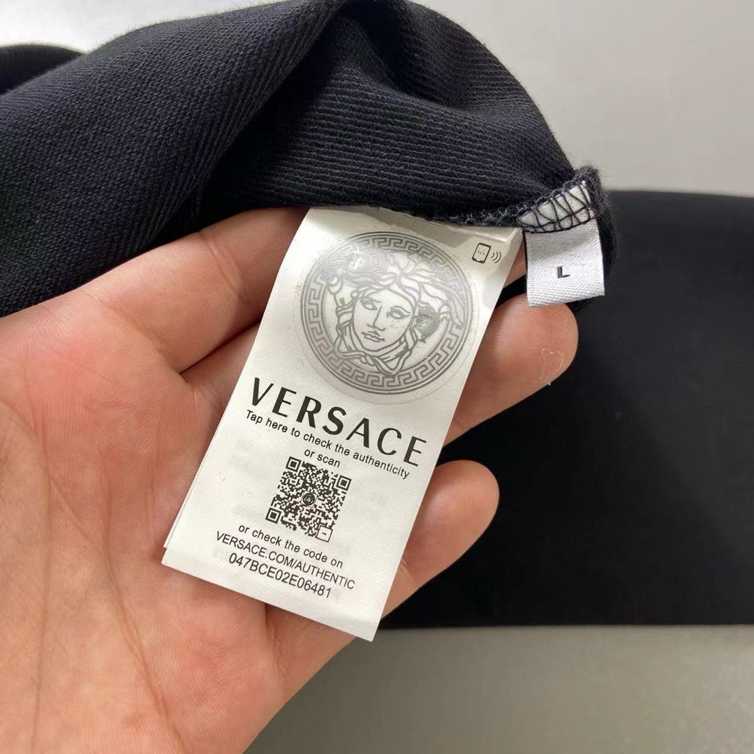 P440 VER Versace 2024 fall and winter new round neck sweater T-shirt chest brand logo heavy-duty design single wear bottoming are very distinctive The use of high grams of 360 grams of imported environmentally friendly cotton, fabric delicate, soft, classic, classical, simple, generous, feel super soft and delicate wear skin-friendly and comfortable High-end boutique factories fine workmanship on the very men's must-have single product Three complete sizes: M ~ 5XL 178 140 pounds to wear L maximum wear 230 pounds-high imitation factory