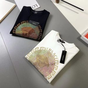 P440 VER Versace 2024 otoño e invierno nuevo suéter de cuello redondo camiseta Pecho logotipo de la marca de alta resistencia de diseño de fondo único son muy característicos El uso de altos gramos de 360 gramos de algodón importado con el medio ambiente, la tela delicada, suave, clásico, sencillo, generoso, se siente super suave y delicado Desgaste agradable a la piel y cómodo de gama alta boutique de fábrica de mano de obra fina en el cuerpo es muy bueno Los hombres deben tener un solo producto Tres tamaños completos: M ~ 5XL 178 140kg desgaste L desgaste máximo 230kg-alta fábrica de imitación