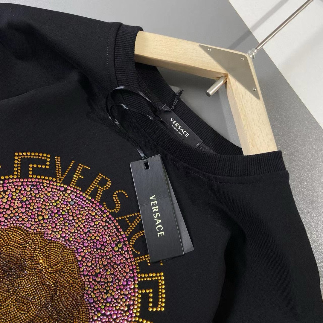 P440 VER Versace 2024 fall and winter new round neck sweater T-shirt chest brand logo heavy-duty design single wear bottoming are very distinctive The use of high grams of 360 grams of imported environmentally friendly cotton, fabric delicate, soft, classic, classical, simple, generous, feel super soft and delicate wear skin-friendly and comfortable High-end boutique factories fine workmanship on the very men's must-have single product Three complete sizes: M ~ 5XL 178 140 pounds to wear L maximum wear 230 pounds-high imitation factory