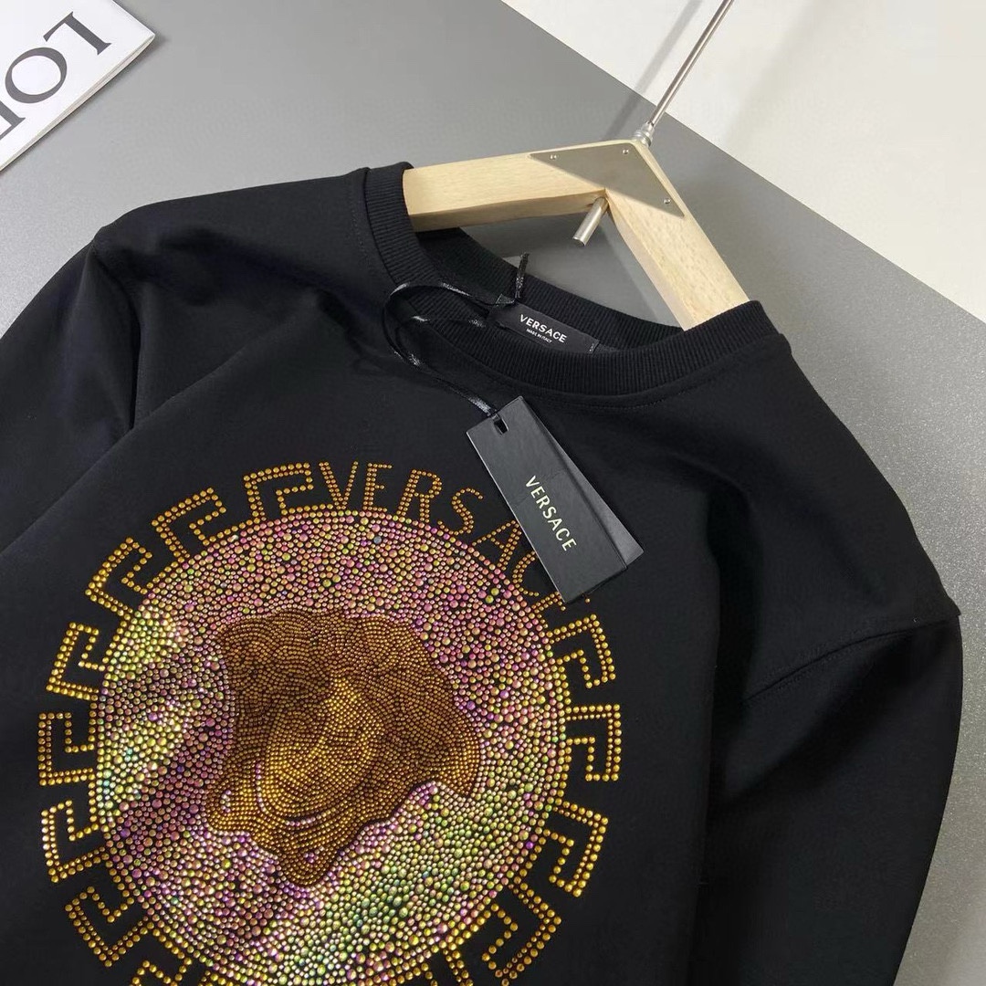 P440 VER Versace 2024 fall and winter new round neck sweater T-shirt chest brand logo heavy-duty design single wear bottoming are very distinctive The use of high grams of 360 grams of imported environmentally friendly cotton, fabric delicate, soft, classic, classical, simple, generous, feel super soft and delicate wear skin-friendly and comfortable High-end boutique factories fine workmanship on the very men's must-have single product Three complete sizes: M ~ 5XL 178 140 pounds to wear L maximum wear 230 pounds-high imitation factory