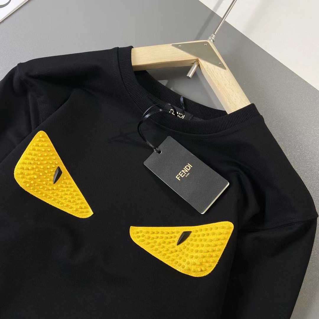 P440 VER Versace 2024 fall and winter new round neck sweater T-shirt chest brand logo heavy-duty design single wear bottoming are very distinctive The use of high grams of 360 grams of imported environmentally friendly cotton, fabric delicate, soft, classic, classical, simple, generous, feel super soft and delicate wear skin-friendly and comfortable High-end boutique factories fine workmanship on the very men's must-have single product Three complete sizes: M ~ 5XL 178 140 pounds to wear L maximum wear 230 pounds-high imitation factory