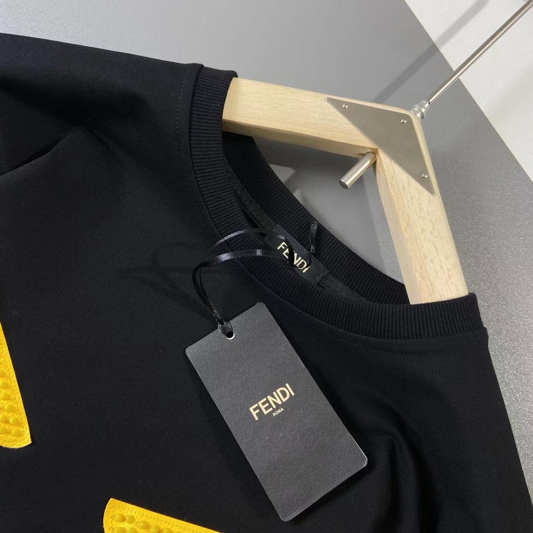 P440 VER Versace 2024 fall and winter new round neck sweater T-shirt chest brand logo heavy-duty design single wear bottoming are very distinctive The use of high grams of 360 grams of imported environmentally friendly cotton, fabric delicate, soft, classic, classical, simple, generous, feel super soft and delicate wear skin-friendly and comfortable High-end boutique factories fine workmanship on the very men's must-have single product Three complete sizes: M ~ 5XL 178 140 pounds to wear L maximum wear 230 pounds-high imitation factory