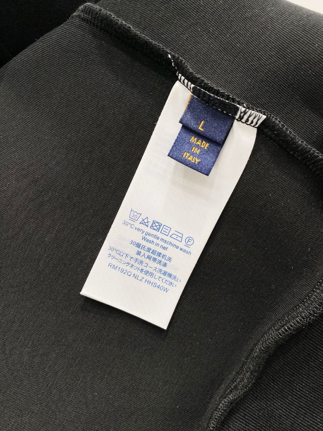 P740 LV 2024ss début automne derniers modèles manteau veste décontractée version haut de gamme de la quincaillerie de tissu sont contre 1:1 tissu personnalisé est utilisé 100% logo en tissu de coton en utilisant l'étiquette triangulaire classique de la marque décoration à la mode atmosphère haut de gamme sur le corps du type beau un peu pas contraint, en utilisant le matériel de coton importé de haute qualité sur le corps super confortable ! Avec le cordon de serrage classique, l'ensemble du vêtement est super cool et haut de gamme ! Le haut du corps n'est pas lourd pour montrer le souffle de la personnalité de la mode ! 🌽Color : Black White Yardage : M-XXXL-High Faux Bags