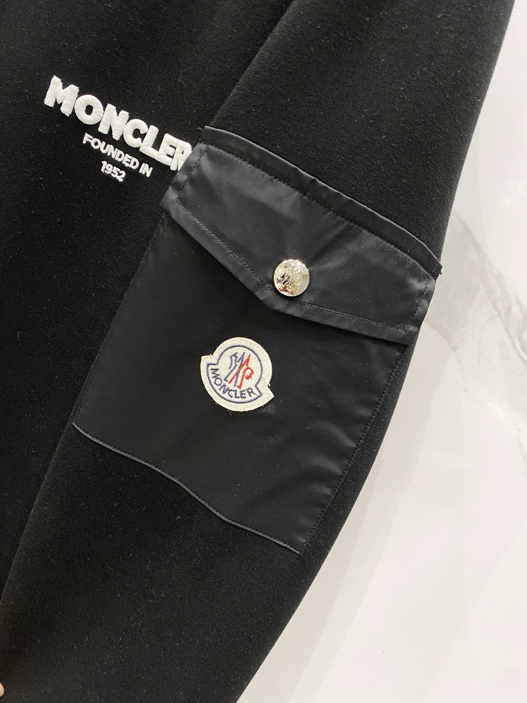 P740 Moncler Moncler 2024ss أحدث موديلات معطف الجاكيت الكاجوال الخريفي المبكر من مونكلر 2024ss إصدار عالي الجودة من النسيج عالي الجودة من القماش المخصص 1:1 يتم استخدام شعار القماش القطني 100% باستخدام شعار العلامة التجارية الكلاسيكية المثلثية الزخرفية العصرية الراقية على جسم الوسيم والأنيق غير المقيد قليلاً، واستخدام واردات عالية الجودة من خامة القطن على الجسم مريح للغاية! مع الزخرفة الكلاسيكية ذات الأربطة المزخرفة فإن القطعة بأكملها رائعة وراقية للغاية! الجزء العلوي من الجسم ليس ثقيلًا لإظهار أنفاس شخصية الموضة! 🌽اللون: أسود أبيض أبيض الخامة: M-XXXL- حقائب فو عالية