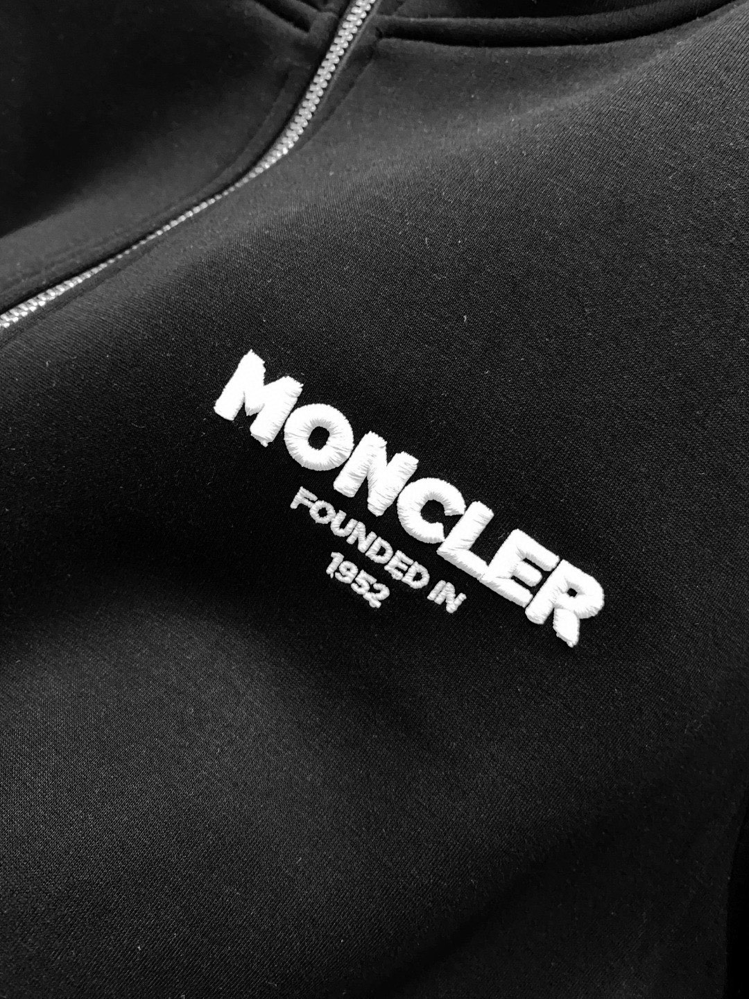 P740 Moncler Moncler 2024ss early fall latest models casual jacket coat high-end quality version fabric hardware are counter 1:1 custom fabric is used 100% cotton fabric logo using the brand's classic triangular label decoration fashionable high-end atmosphere on the body of the handsome and stylish a little not constrained, the use of high-quality imported cotton material on the body super comfortable! With the classic drawstring embellishment the whole piece is super cool and upscale! The upper body is not heavy to show the fashion personality breath! 🌽 color: black white yards: M-XXXL-high-fashion bags