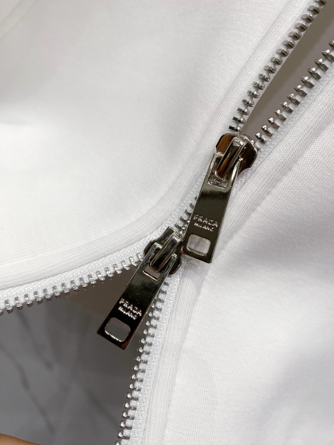 P740 LV 2024ss début automne derniers modèles manteau veste décontractée version haut de gamme de la quincaillerie de tissu sont contre 1:1 tissu personnalisé est utilisé 100% logo en tissu de coton en utilisant l'étiquette triangulaire classique de la marque décoration à la mode atmosphère haut de gamme sur le corps du type beau un peu pas contraint, en utilisant le matériel de coton importé de haute qualité sur le corps super confortable ! Avec le cordon de serrage classique, l'ensemble du vêtement est super cool et haut de gamme ! Le haut du corps n'est pas lourd pour montrer le souffle de la personnalité de la mode ! 🌽Color : Black White Yardage : M-XXXL-High Faux Bags