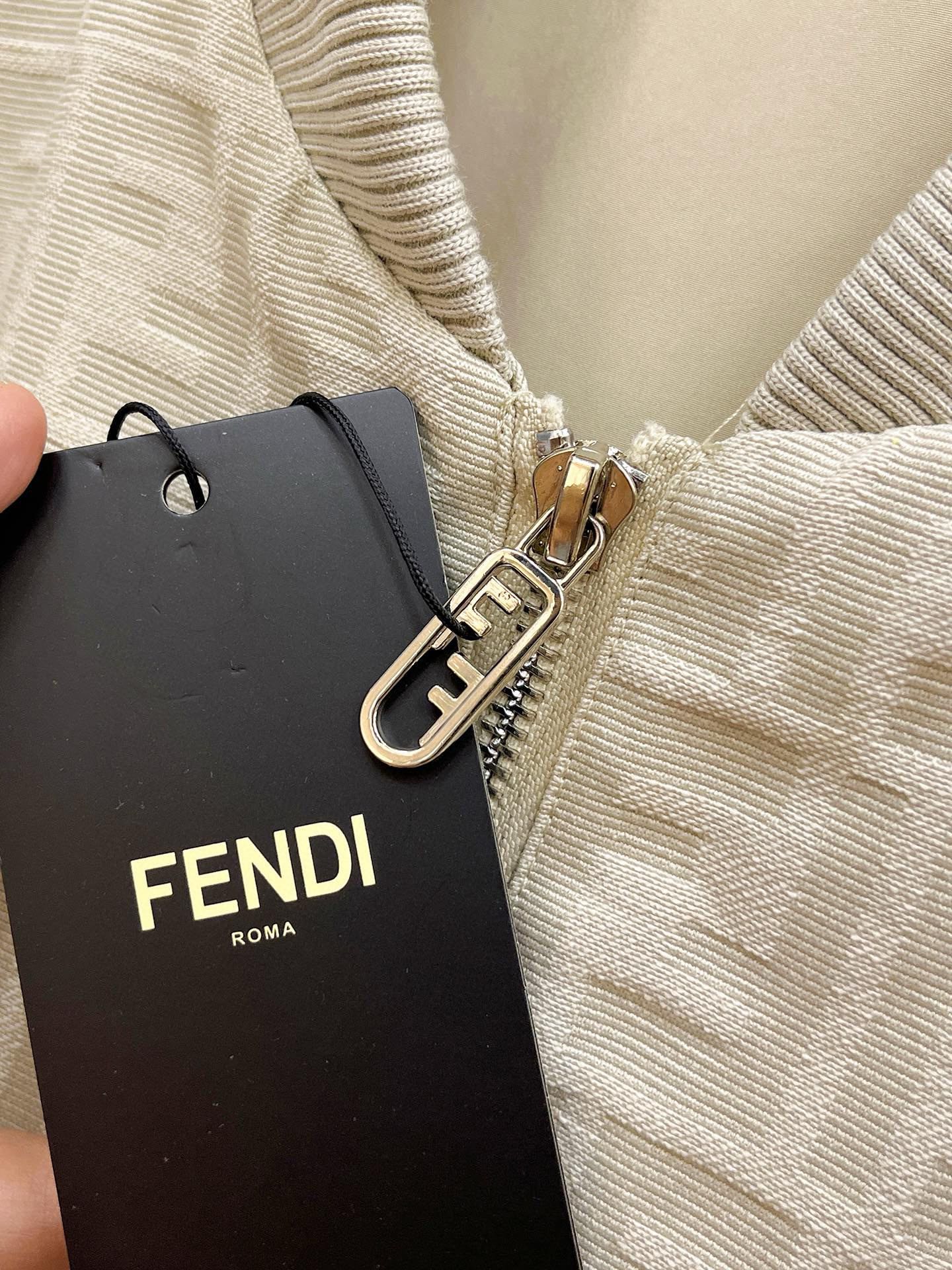 P900 FENDI Fendi 2024 fall and winter new jacket original 1:1 custom hardware accessories imported original customized Welcome to the counter to compare super soft super heavy fabric workmanship bar 👍 version of the perfect Note ⚠ fabric is super comfortable Exclusive models non-market goods men and women with the same models Size: M-XXXL