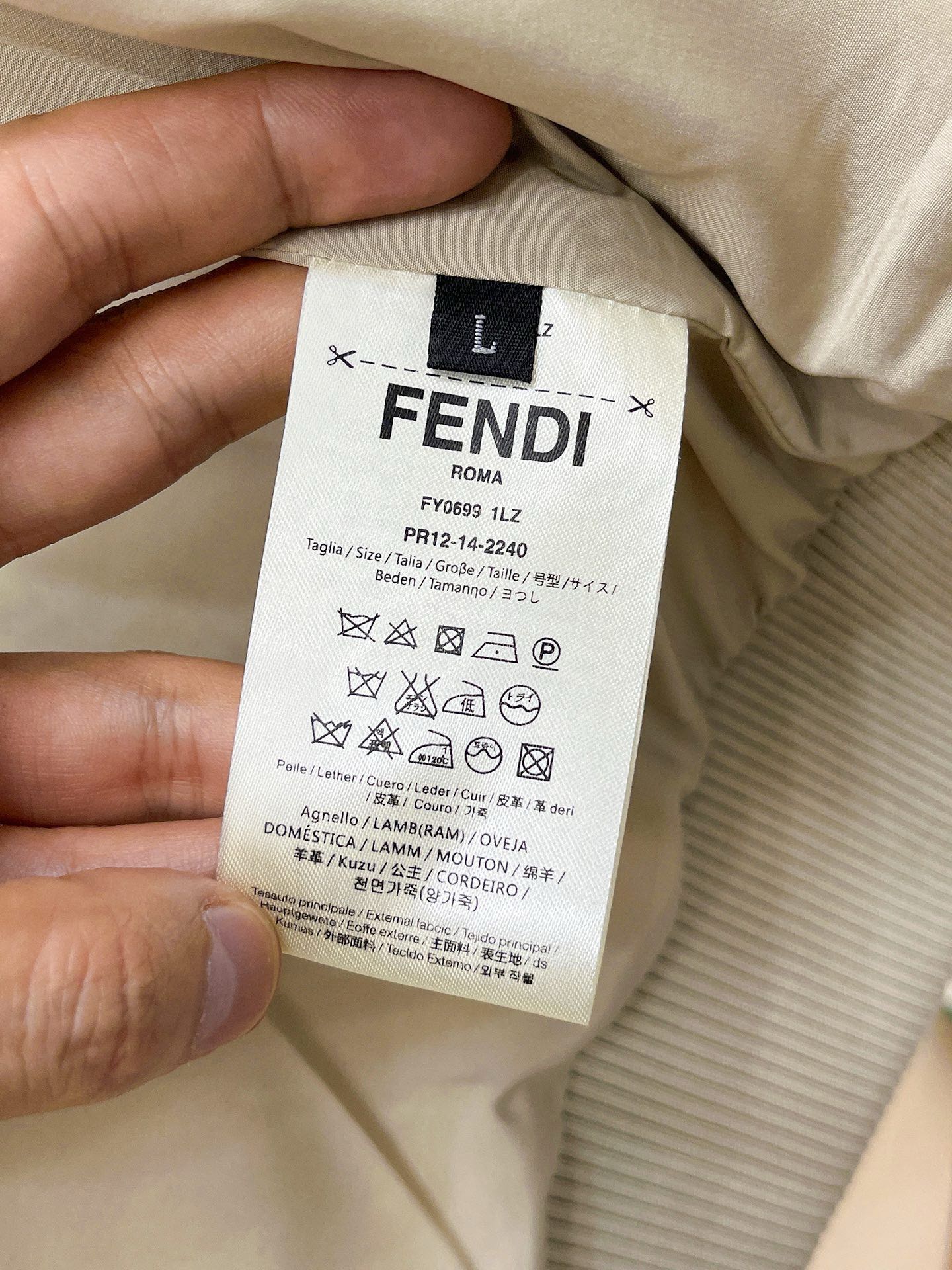 P900 FENDI Fendi 2024 fall and winter new jacket original 1:1 custom hardware accessories imported original customized Welcome to the counter to compare super soft super heavy fabric workmanship bar 👍 version of the perfect Note ⚠ fabric is super comfortable Exclusive models non-market goods men and women with the same models Size: M-XXXL