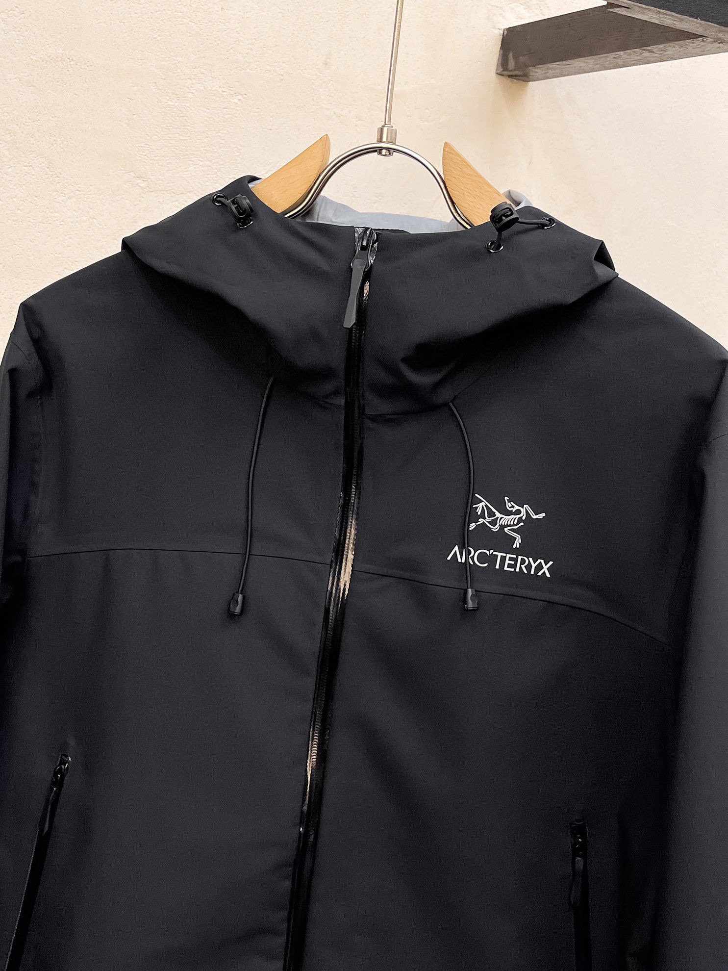 P820 ARC First Bird 2024 automne et hiver nouveaux modèles explosifs veste imperméable mode décontractée style design avant-gardiste fin et confortable porter très léger pas facile à froisser processus multi-lourds le design global est tout à fait visuel sens sur le corps décontracté et élégant avec un certain degré de fermeté absolument marcher dans la mode sens de la qualité de pointe recommandé extérieur coquille dure loisirs urbains must-have !Taille : m-3xl Veuillez indiquer votre taille et votre poids lorsque vous passez une commande.