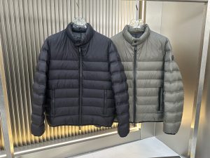 P1080 Moncler Moncler High-end recommended cattle 2024 fall and winter models of men's pure 90 down jacket spliced wool sleeves! Noble lineage, fluffy sense of full, cold weather weapon High-end top tier ready-to-wear The entire garment is designed using hand-heavy craftsmanship, the inner part of the skeleton as a support are all over the hand-pressing adhesive strips of waterproof coating in the shape of outdoor punching jacket as the tone of the design elements of fashion is not dominated by functionality of the high-street practical wear models filler for imported high-grade selection of 90 white duck down + 10 feathers high weight, thick, fast heat and polythermal warmth excellent effect gathering Zegna's traditional craftsmanship Symbol piece and gives the new season of fashion vitality and fashion aesthetic value also Zhuangyixiang style urban elite men preferred Size: M-3XL178 140 pounds wear L Slim maximum wearable 190 pounds - high quality replica handbags